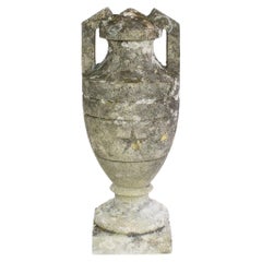 Vase français en pierre sculptée du 19ème siècle