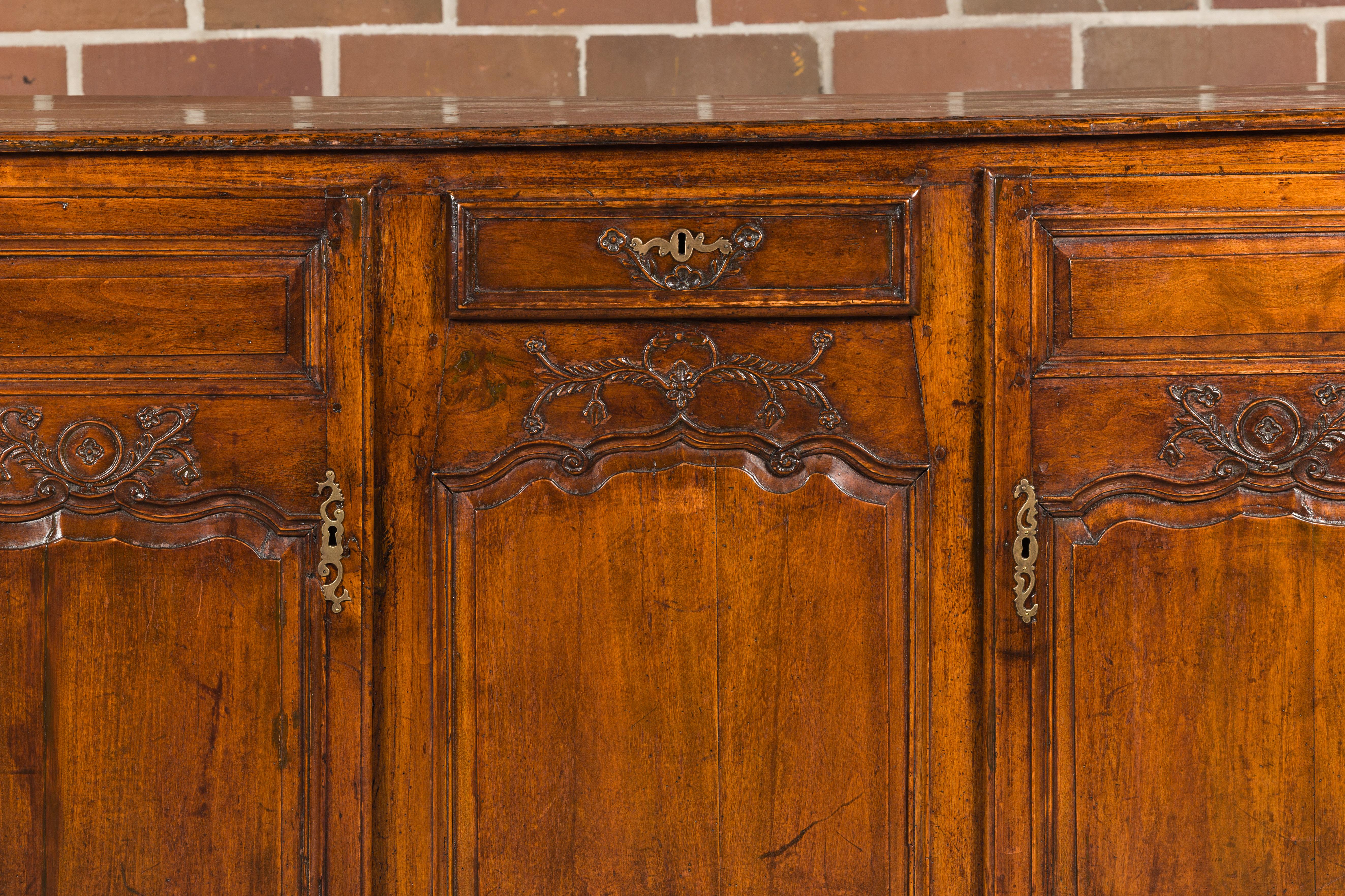 French 19th Century Carved Walnut Buffet with Two Doors and Single Drawer For Sale 1