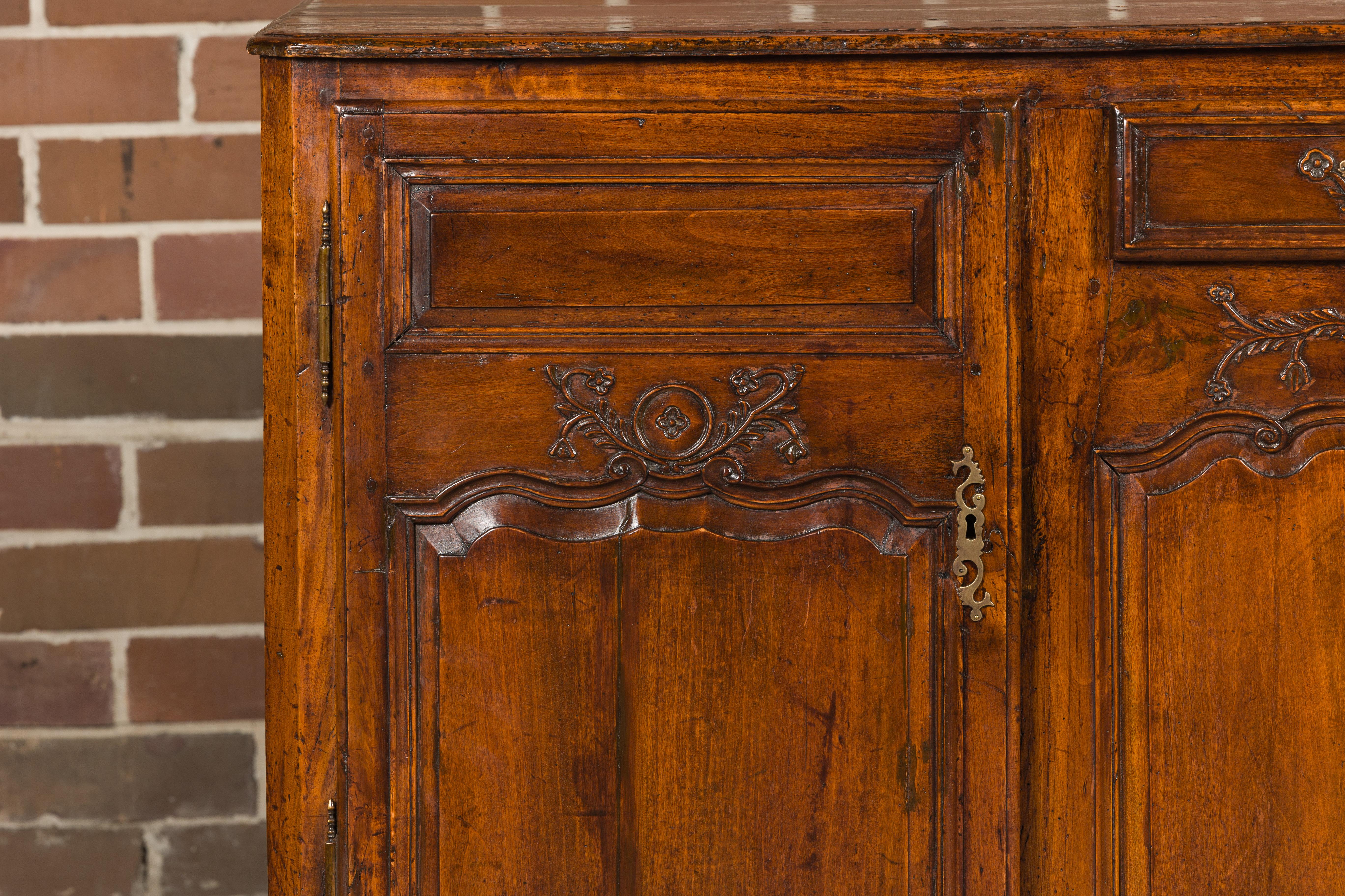 French 19th Century Carved Walnut Buffet with Two Doors and Single Drawer For Sale 5