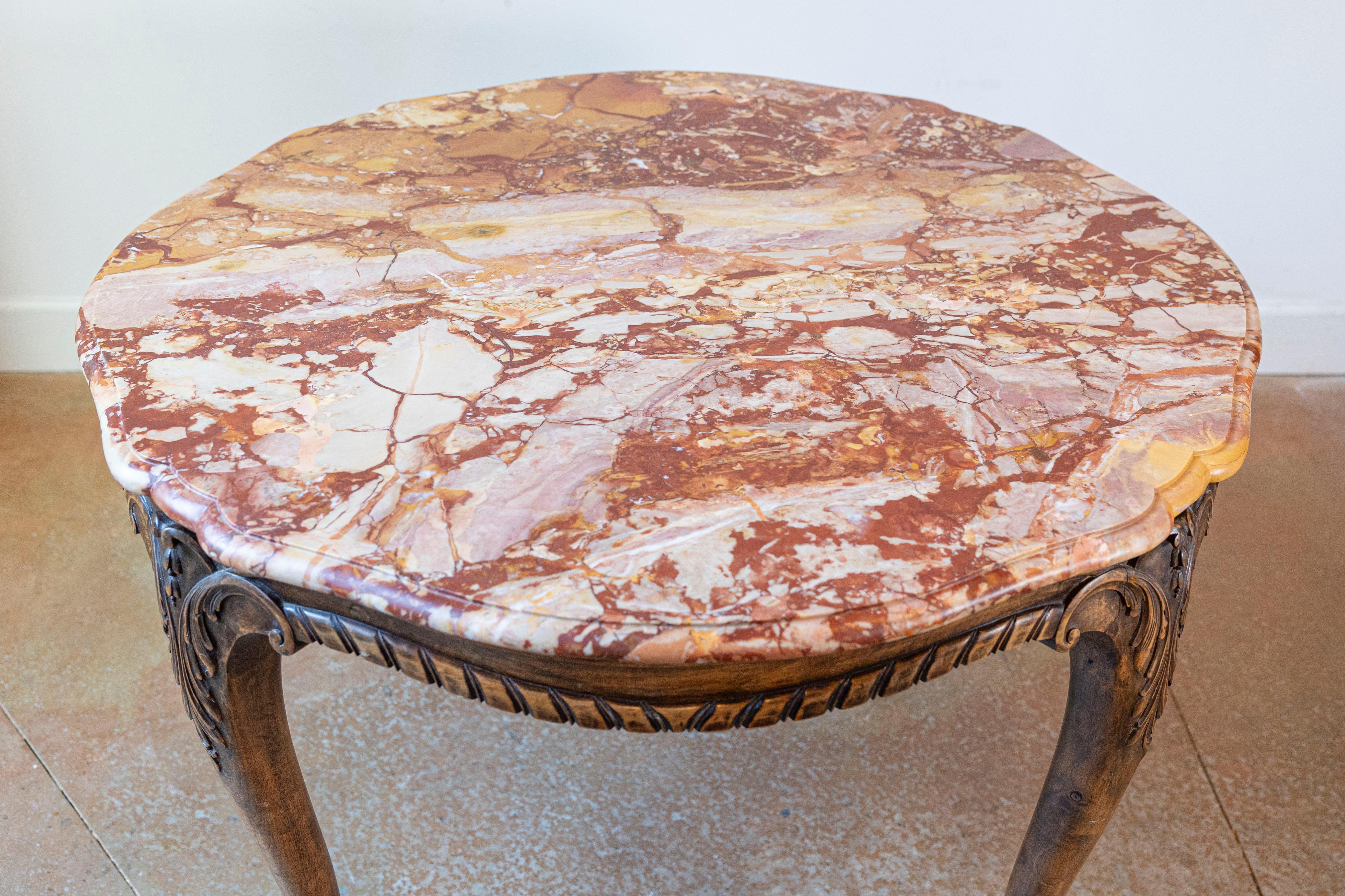 Français Table centrale en noyer sculpté du 19ème siècle avec marbre varégué d'origine en vente
