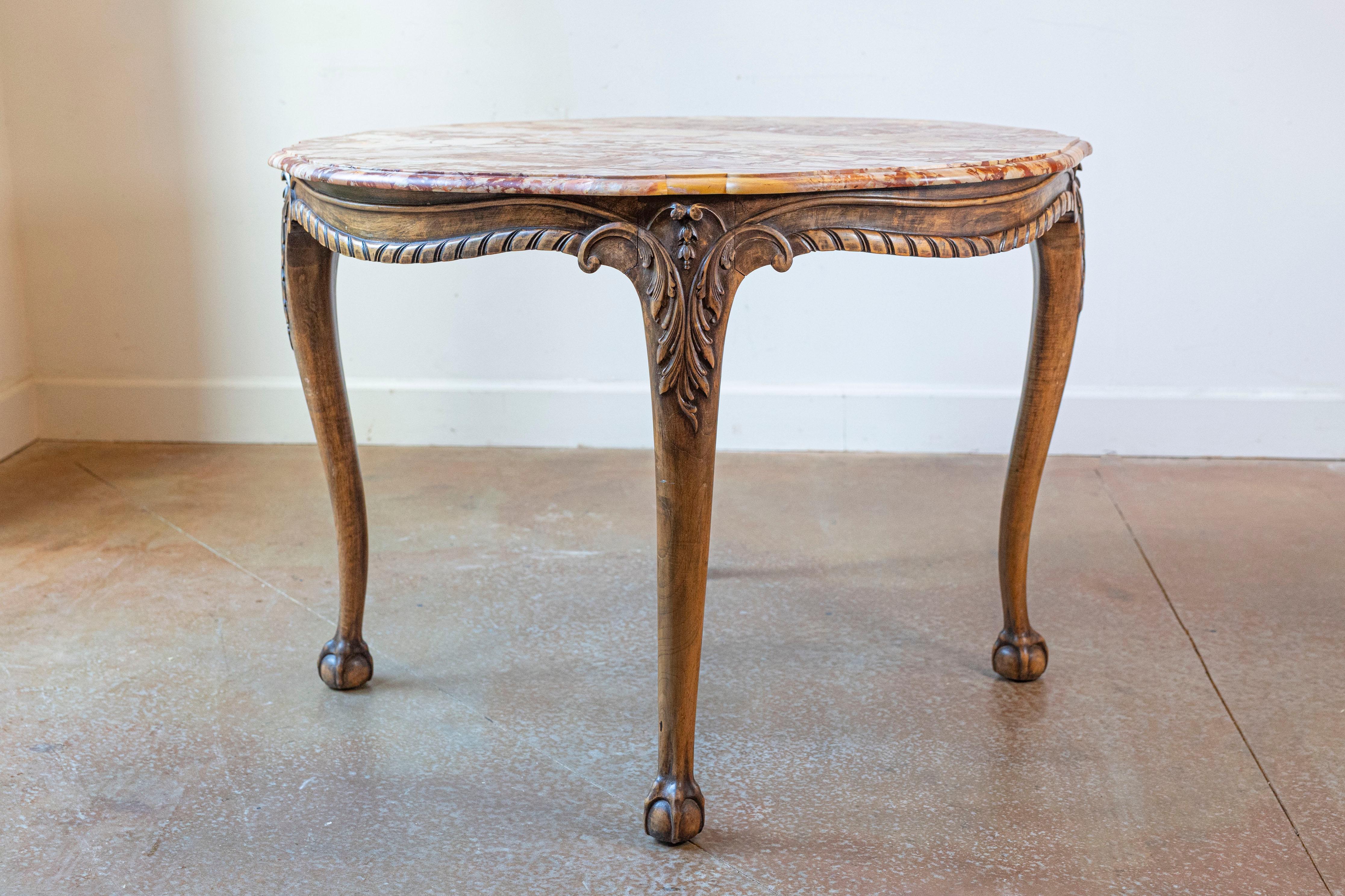 Sculpté Table centrale en noyer sculpté du 19ème siècle avec marbre varégué d'origine en vente