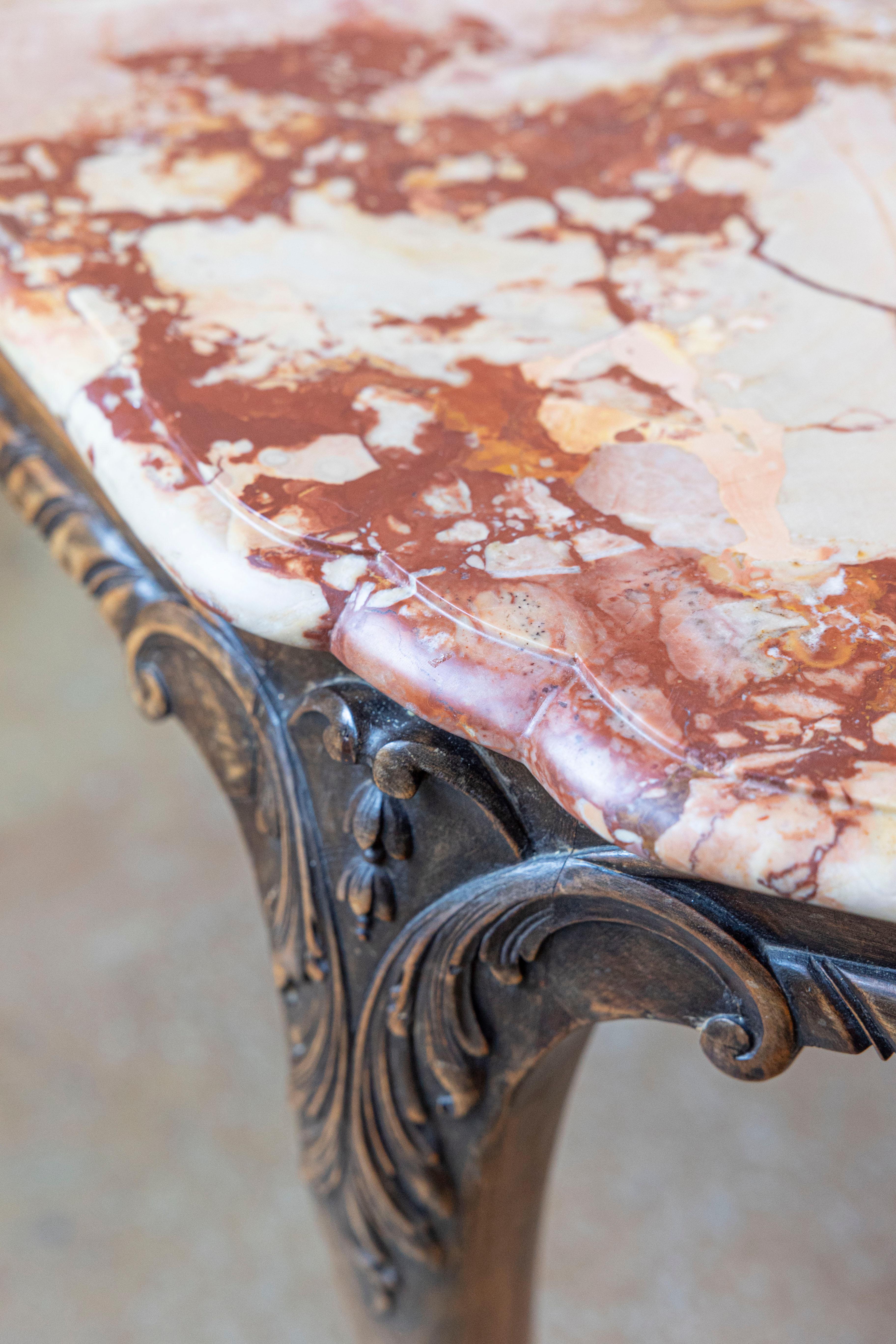 XIXe siècle Table centrale en noyer sculpté du 19ème siècle avec marbre varégué d'origine en vente