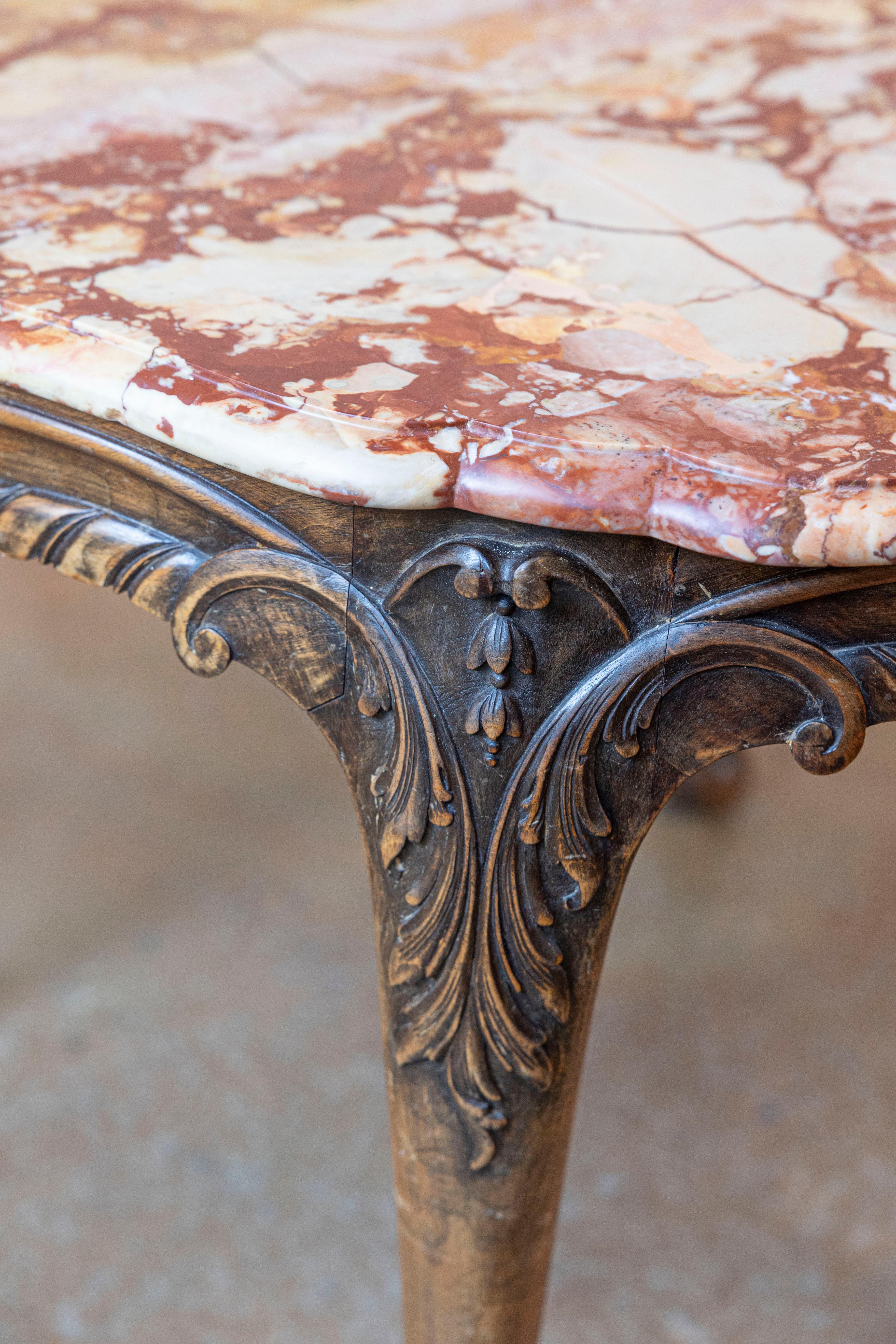Marbre Table centrale en noyer sculpté du 19ème siècle avec marbre varégué d'origine en vente