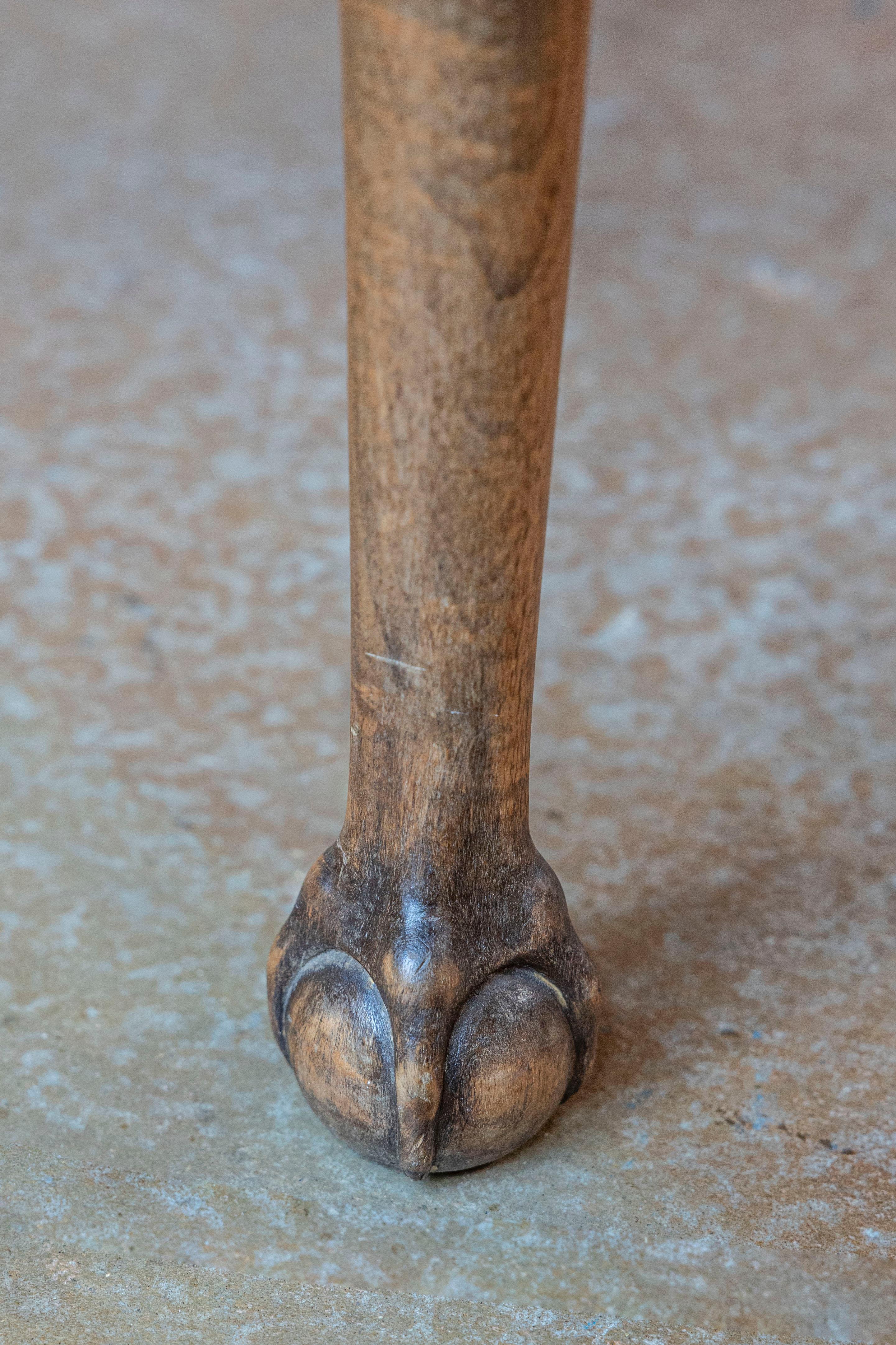 Table centrale en noyer sculpté du 19ème siècle avec marbre varégué d'origine en vente 2
