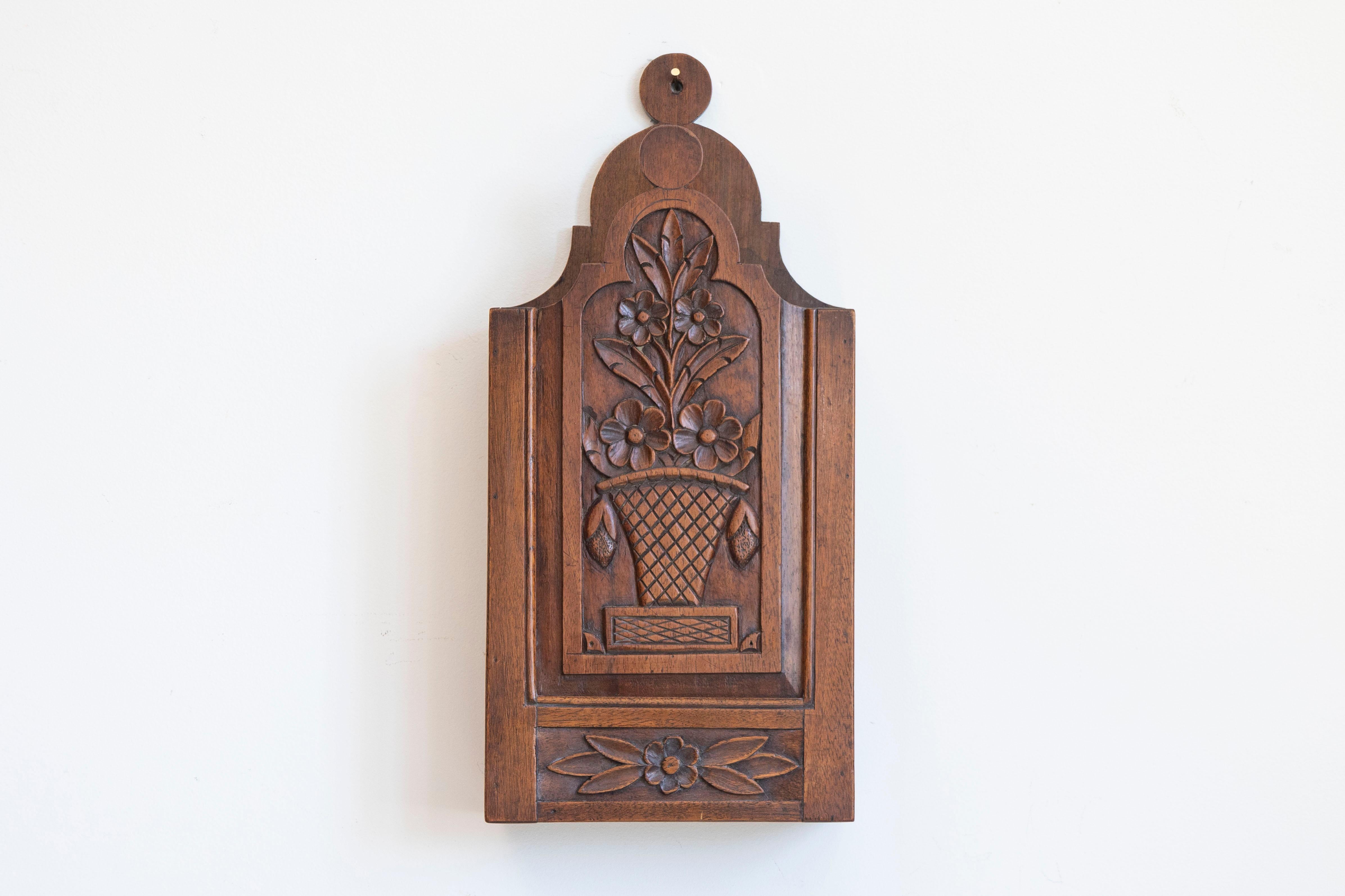 A French Provençale carved walnut farinerio decorative box from the 19th century with floral motifs. This petite French box, called a fariniero, was intended to be used to coat fish, particularly sardines, with flour (farine means flour in French)