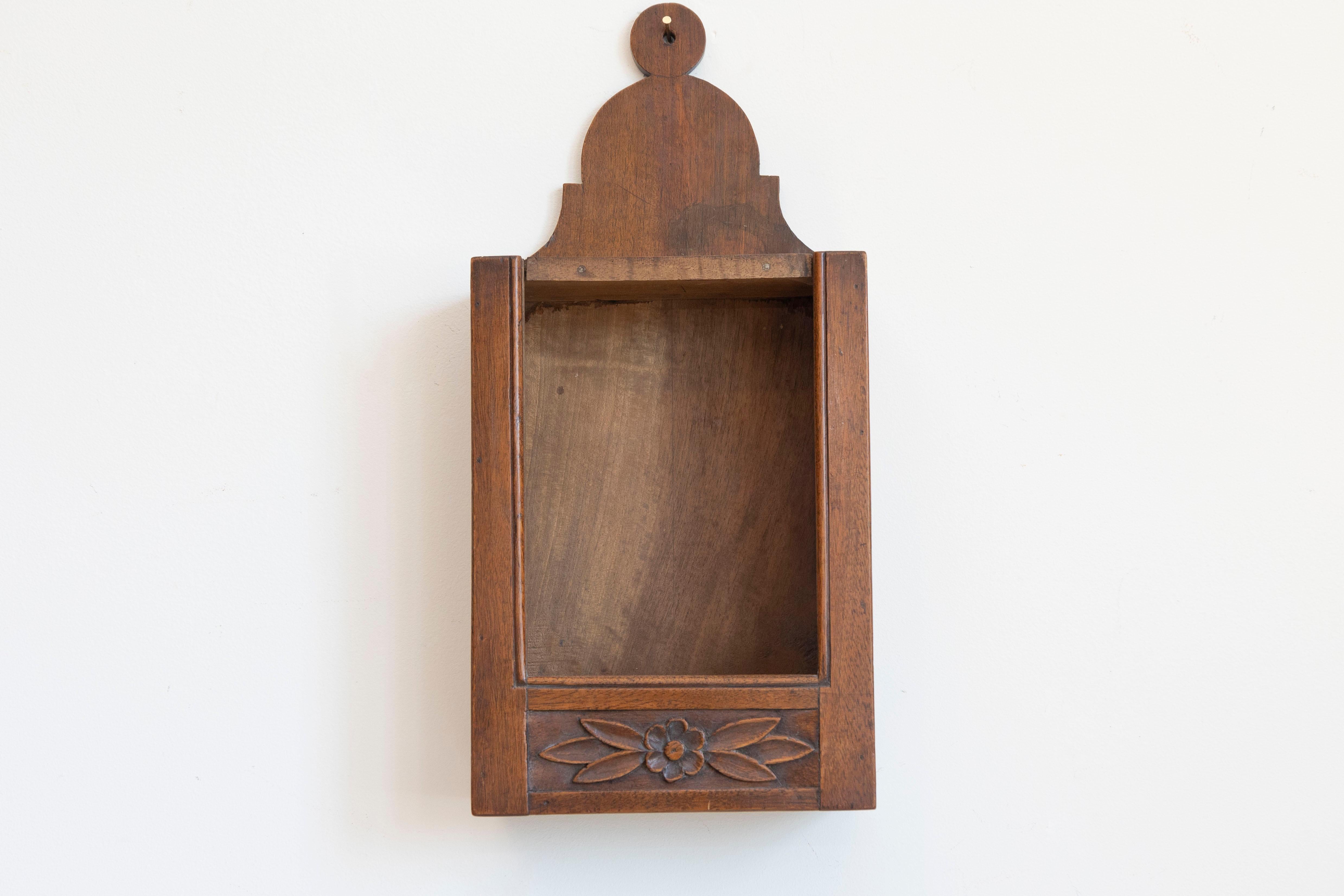 French 19th Century Carved Walnut Farinerio Decorative Box with Floral Decor For Sale 1
