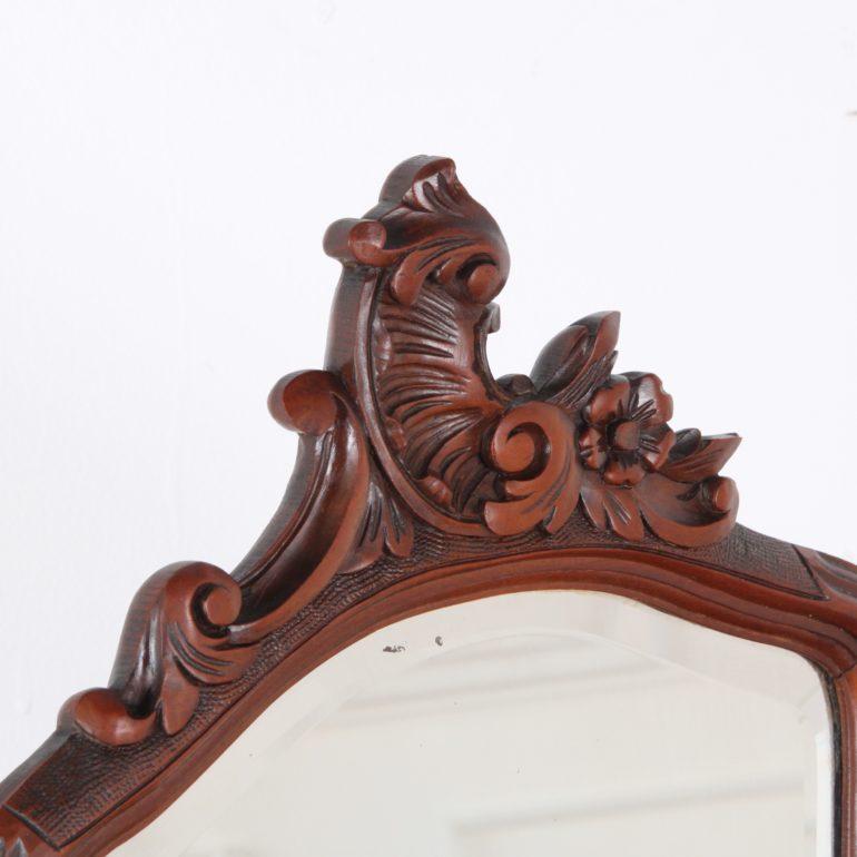 French 19th Century Carved Walnut Vanity In Good Condition In Vancouver, British Columbia