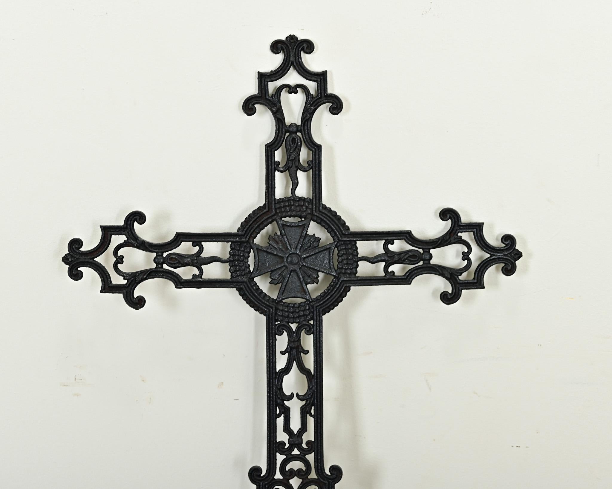 French 19th Century Cast Iron Cross In Good Condition In Baton Rouge, LA