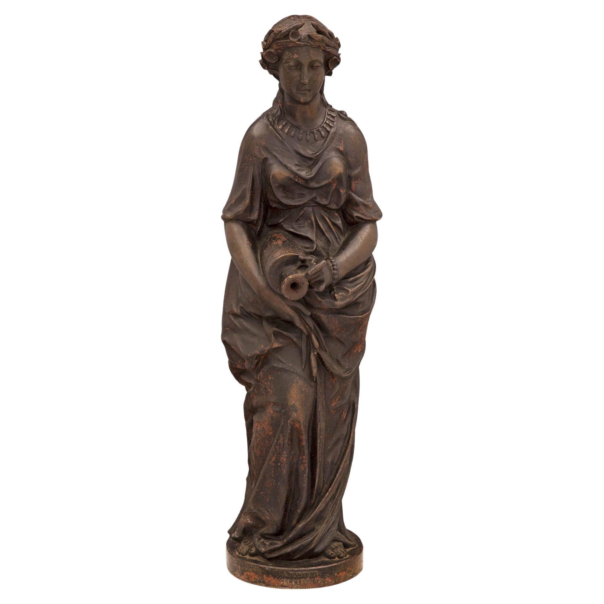 Wunderschöner französischer Brunnen aus Gusseisen aus dem 19. Jahrhundert mit einer Jungfrau, signiert A. Durenne, Sommevoire. Der Brunnen wird durch einen runden Sockel erhöht, auf dem die Unterschrift zu sehen ist. Oben ist ein wunderschönes