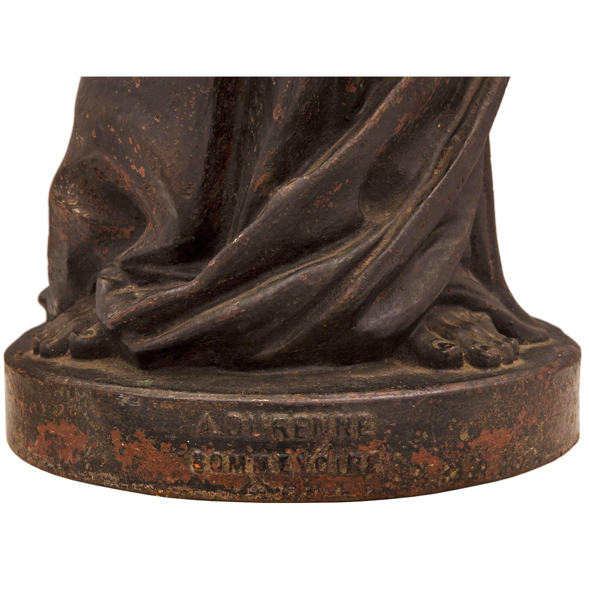 Fontaine française en fonte du 19ème siècle représentant une jeune fille, signée A. Durenne, Sommevoir en vente 2