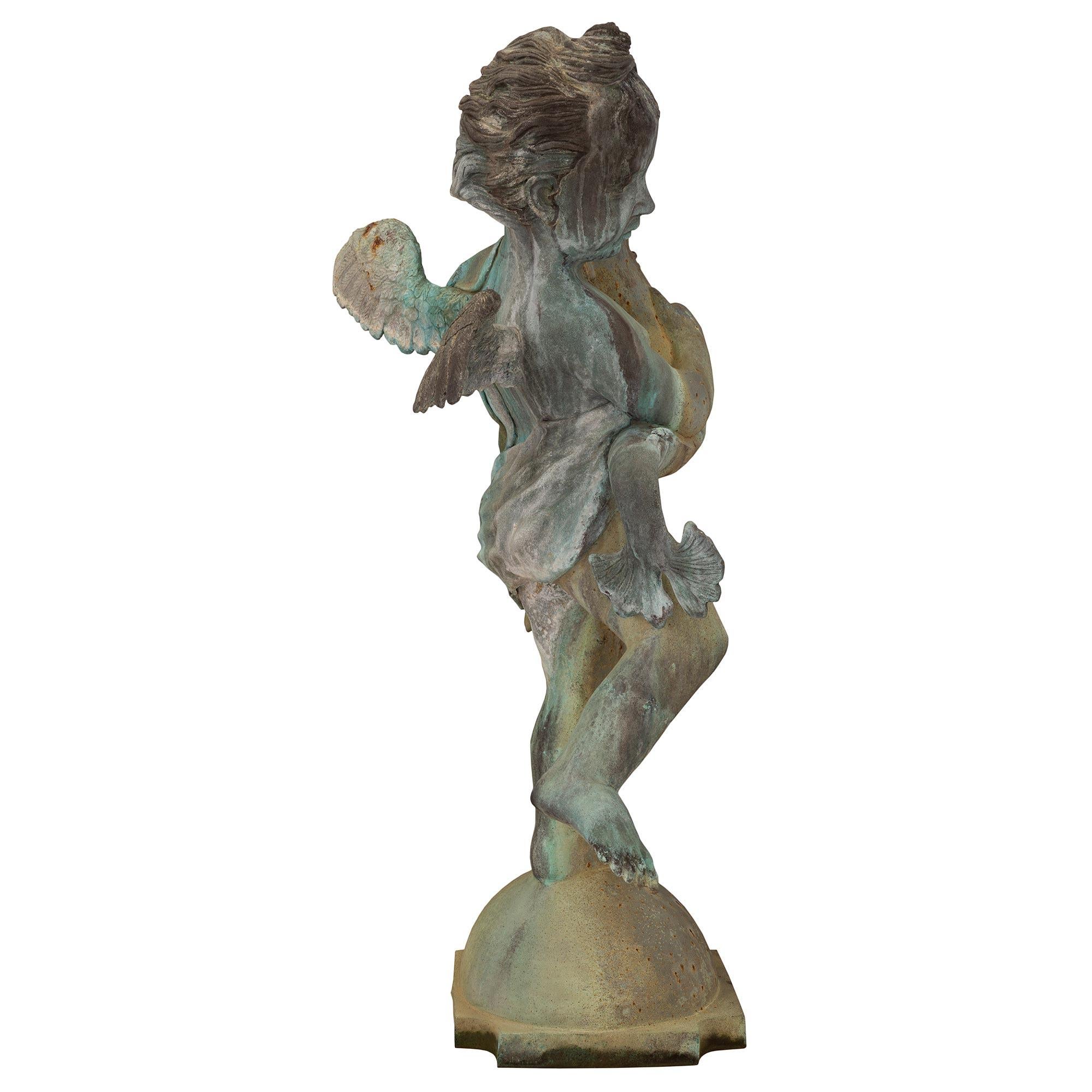Francese Fontana in ghisa francese del XIX secolo raffigurante un ragazzo che tiene in mano un delfino in vendita