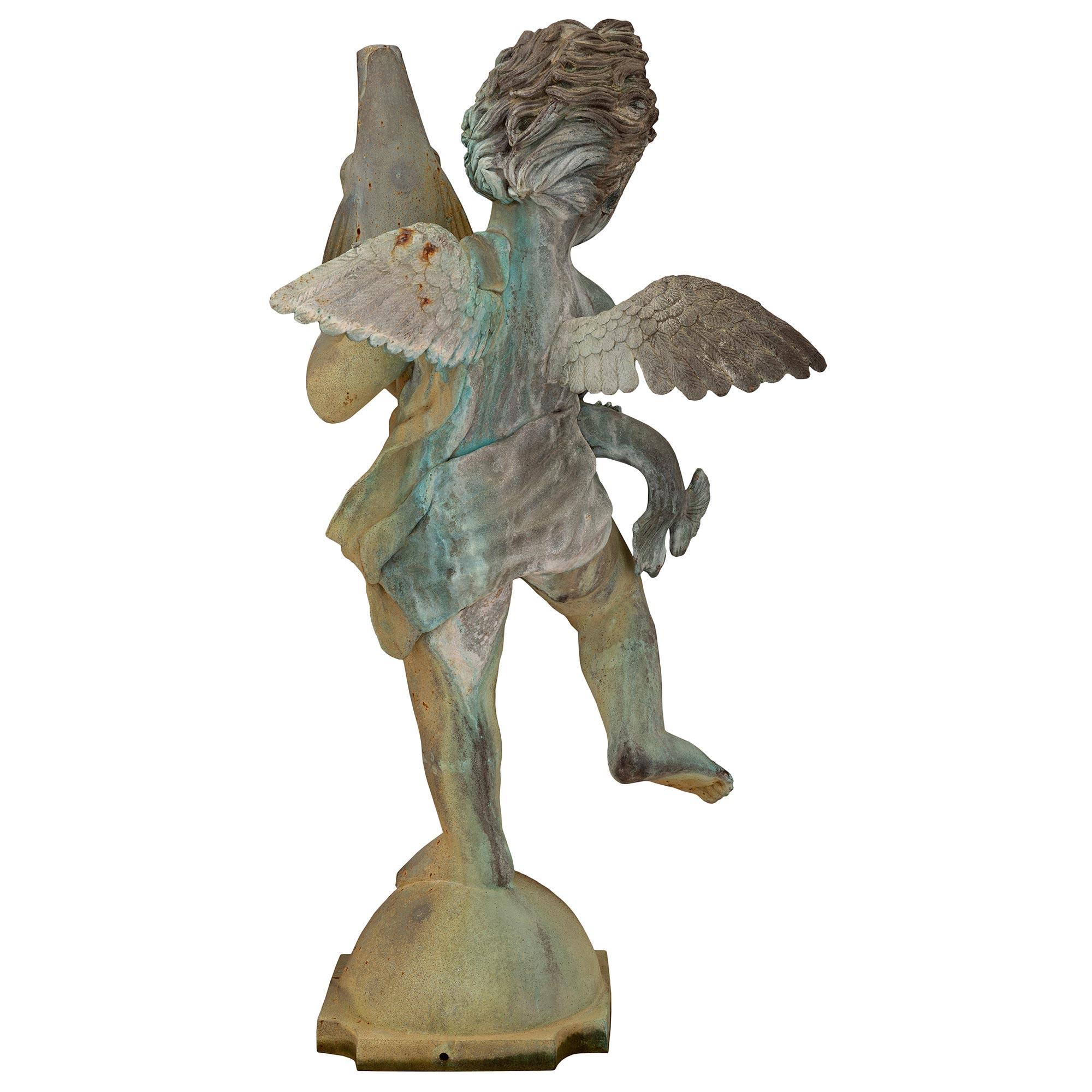 Calco Fontana in ghisa francese del XIX secolo raffigurante un ragazzo che tiene in mano un delfino in vendita