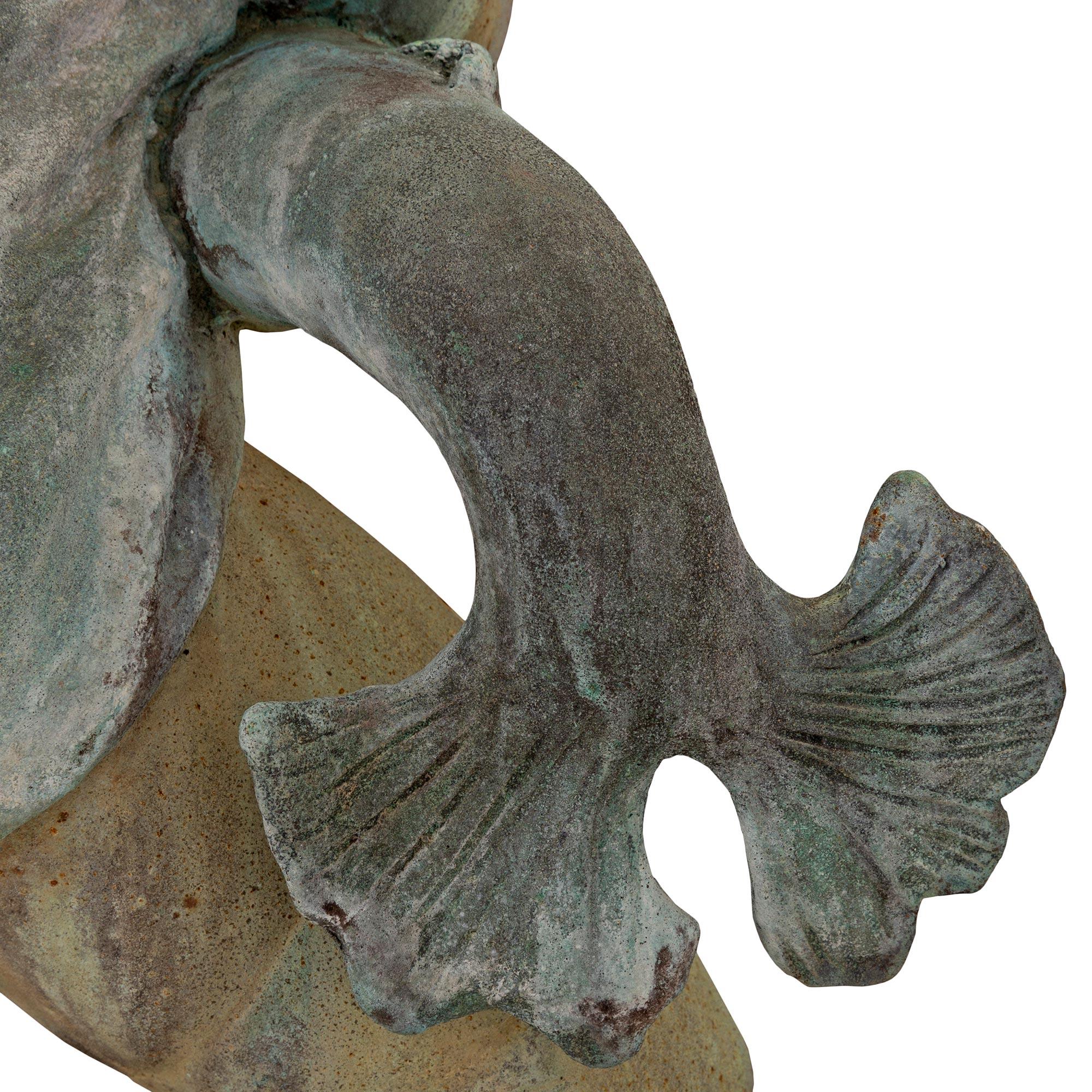 Fontana in ghisa francese del XIX secolo raffigurante un ragazzo che tiene in mano un delfino in vendita 2