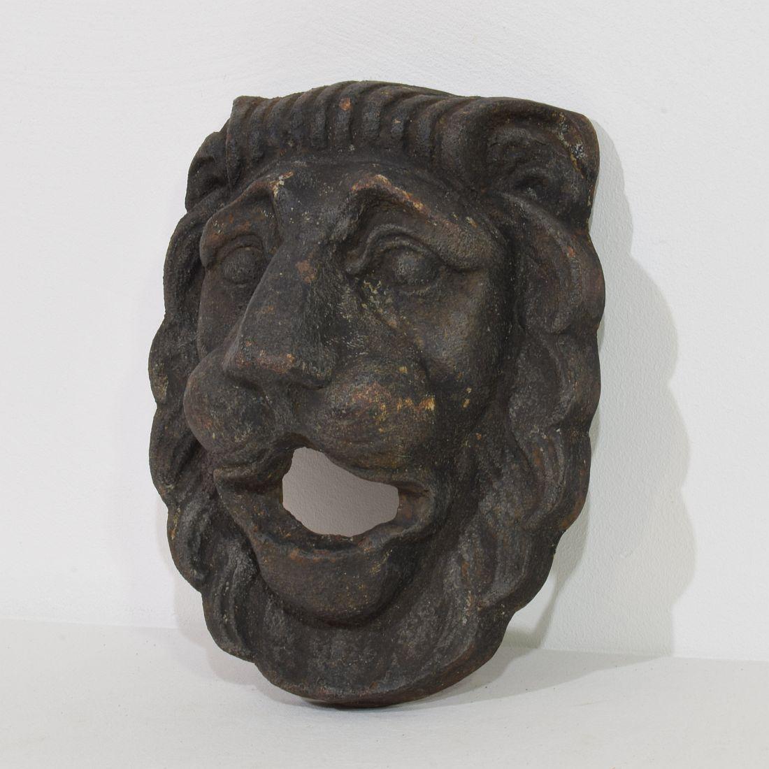 Wonderful cast iron fountain head with a great expression, France, circa 1850-1900. Weathered.