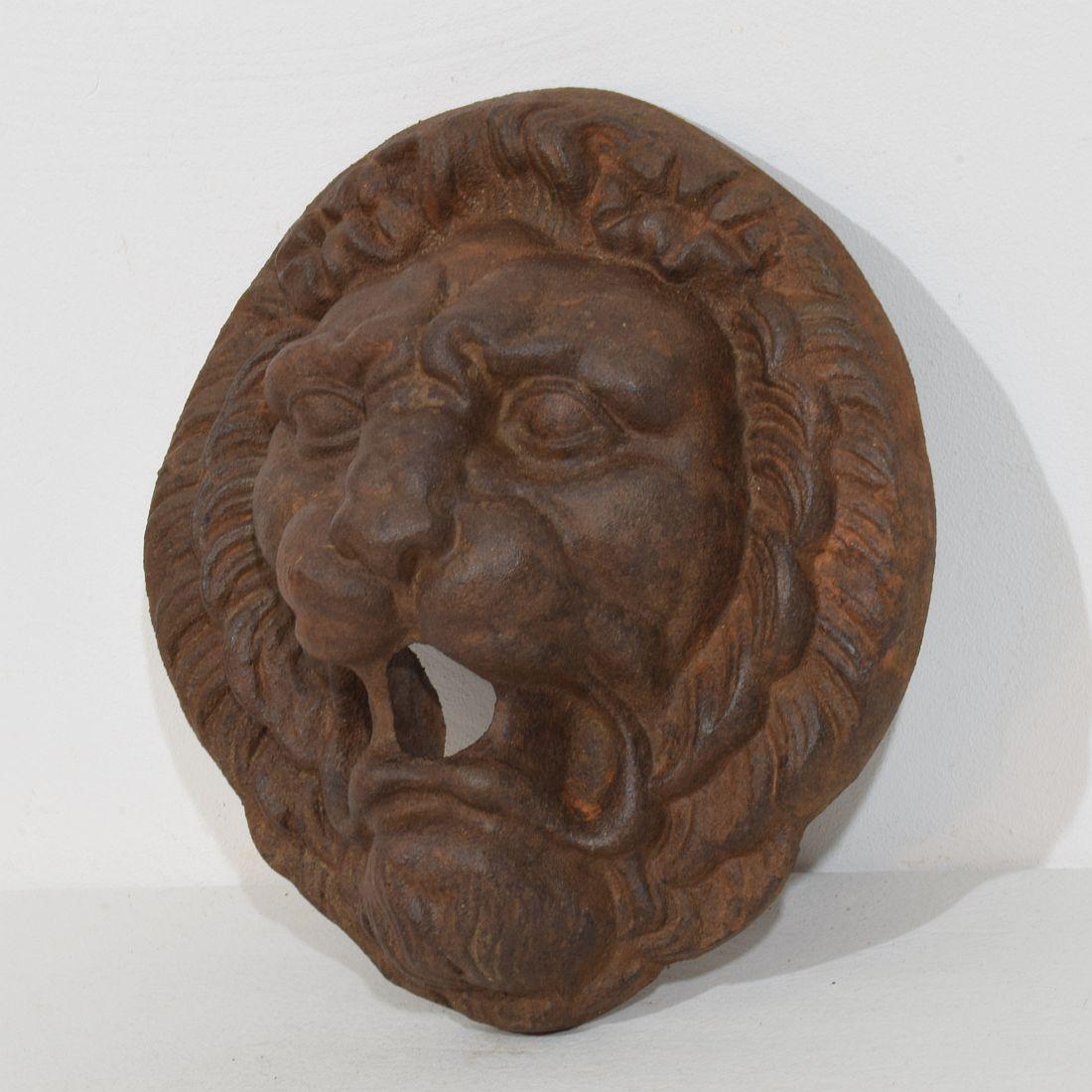 Splendida testa di fontana in ghisa con una grande espressione, Francia, circa 1850-1900. Intemperie.
H. H. 27cm  L:25,5cm P:10cm 

