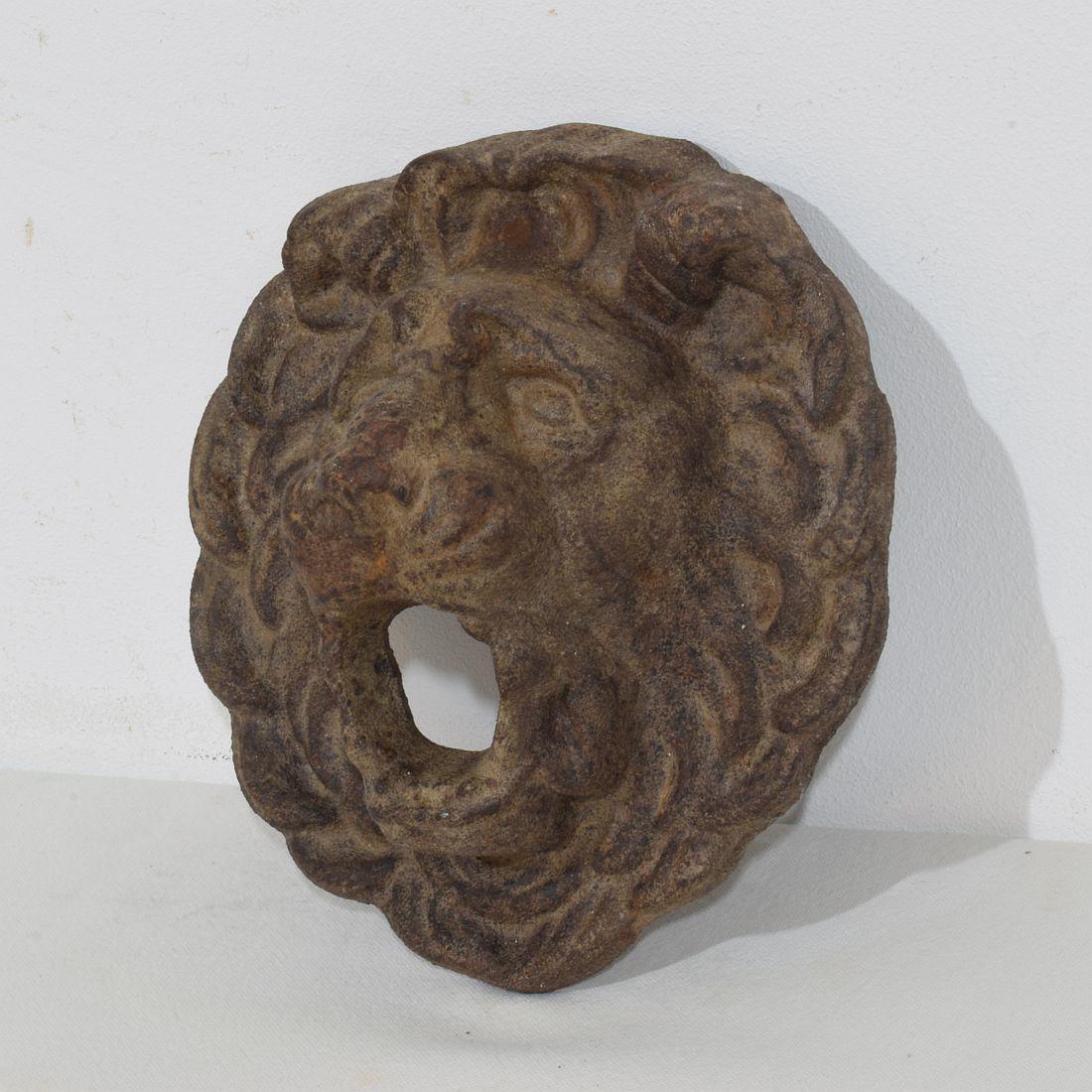 Merveilleuse et rare petite tête de fontaine en fonte avec une grande expression, France, vers 1850-1900. Usé
H:20cm  L:18,5cm P:8,5cm 