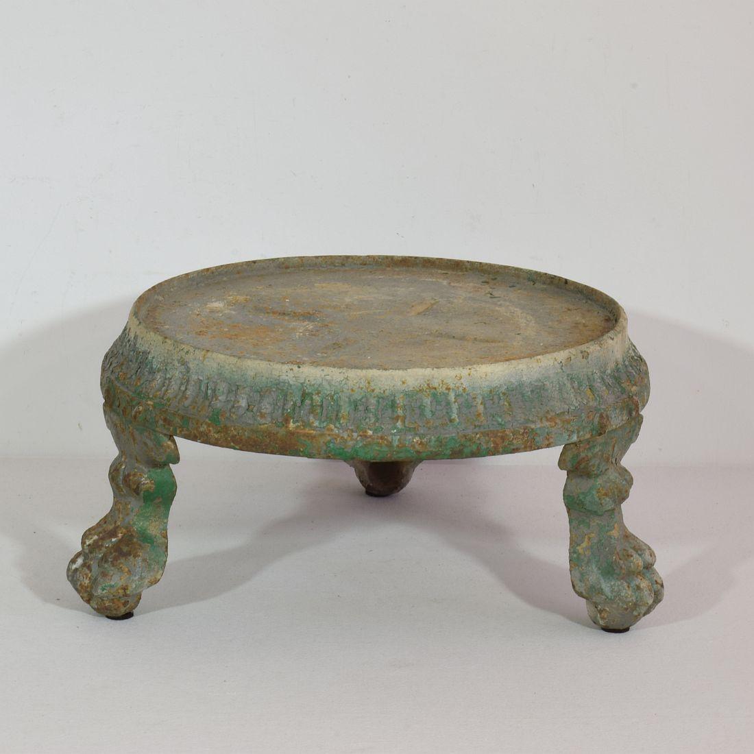 French, 19th Century, Cast Iron Plateau with Lion Claw Feet In Good Condition In Buisson, FR