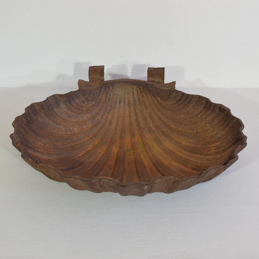 Beautiful cast iron shell water basin with great patina. Once used in a fountain. France circa 1800-1850. weathered.
Measures: H:12cm W:50,5cm D:42-49cm.