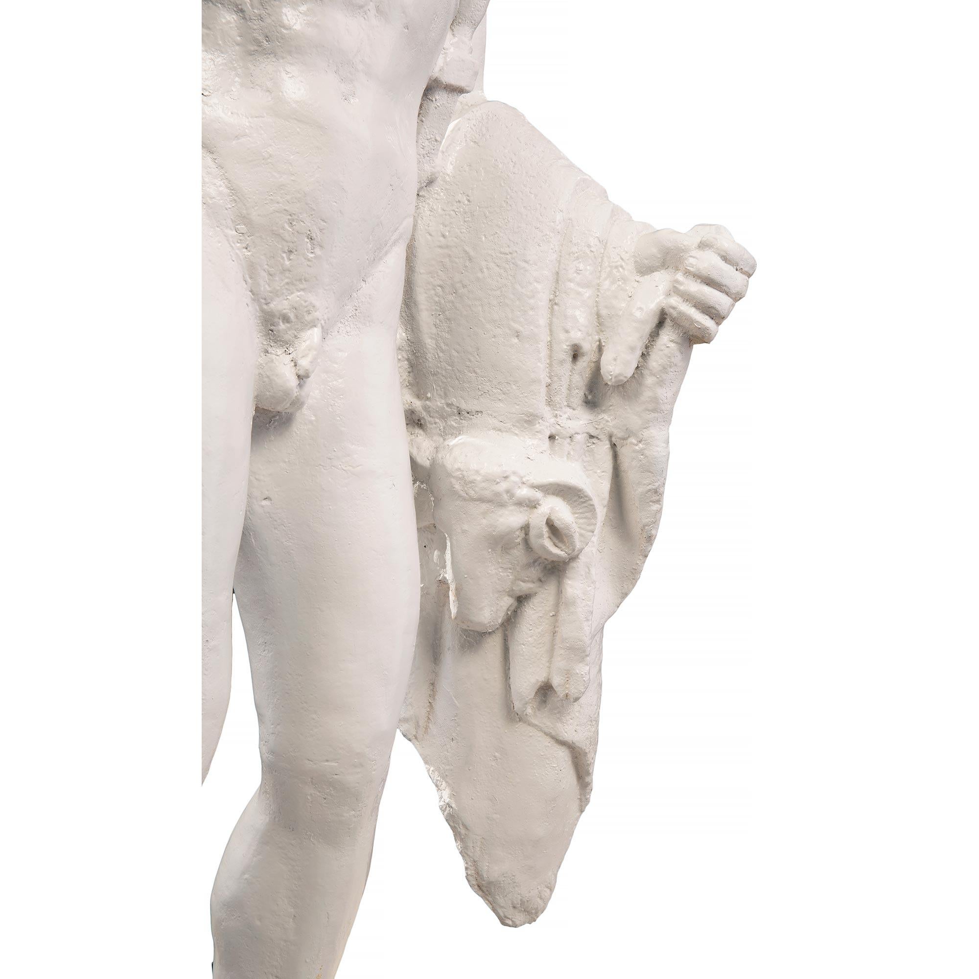 Statue d'un jeune centurion en fonte du 19e siècle français en vente 3