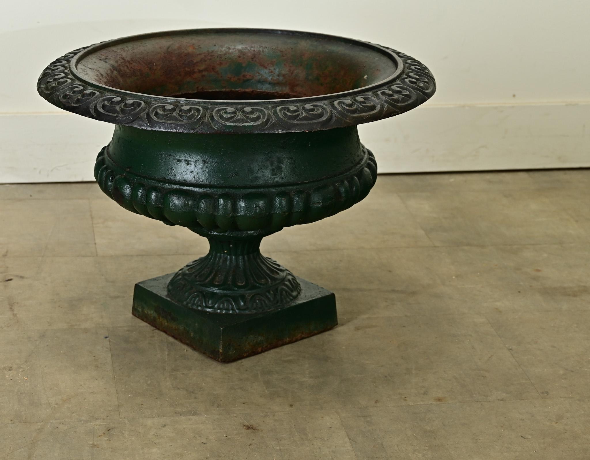 Una grande urna da giardino neoclassica in ghisa del XIX secolo, che mostra tutta l'eleganza e la grandezza dell'epoca. Dipinta di un verde intenso, l'urna presenta dettagli iconici e senza tempo, perfetti per aggiungere un tocco di raffinatezza