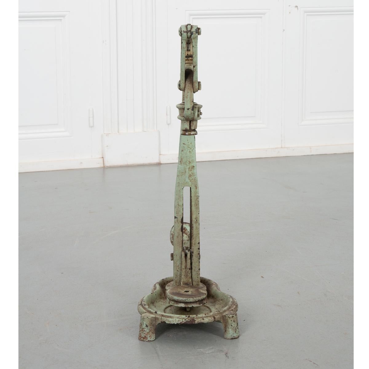 Ein gusseiserner Weinkorken aus dem Frankreich des 19. Jahrhunderts, der mit einem pastellgrünen Grünanstrich versehen ist und einen gedrechselten Holzgriff zur Betätigung des Mechanismus besitzt. Dieses einzigartige Gerät hat viel mit der