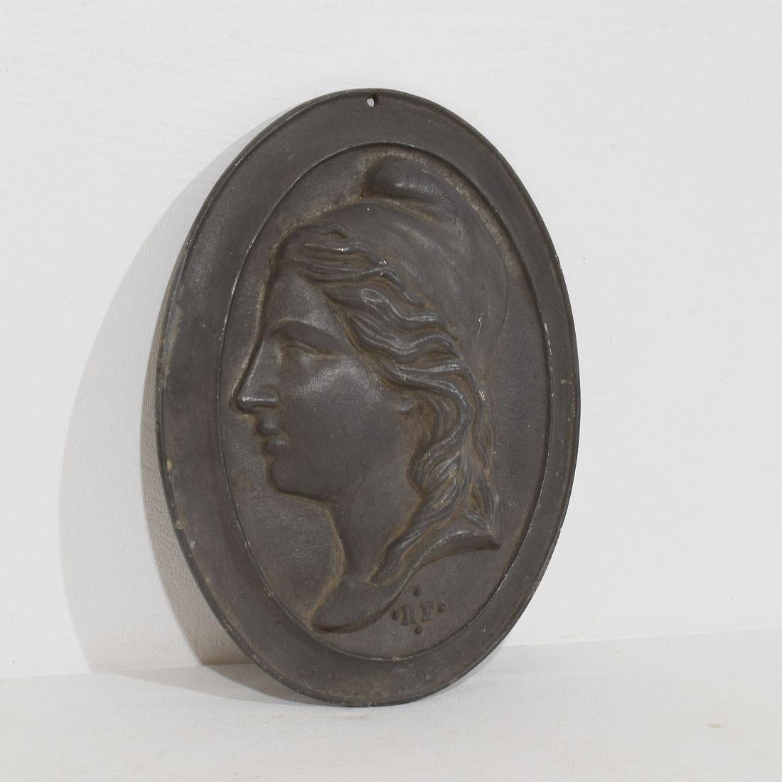 French 19th century Cast Metal Plaque Depicting Marianne In Good Condition For Sale In Buisson, FR