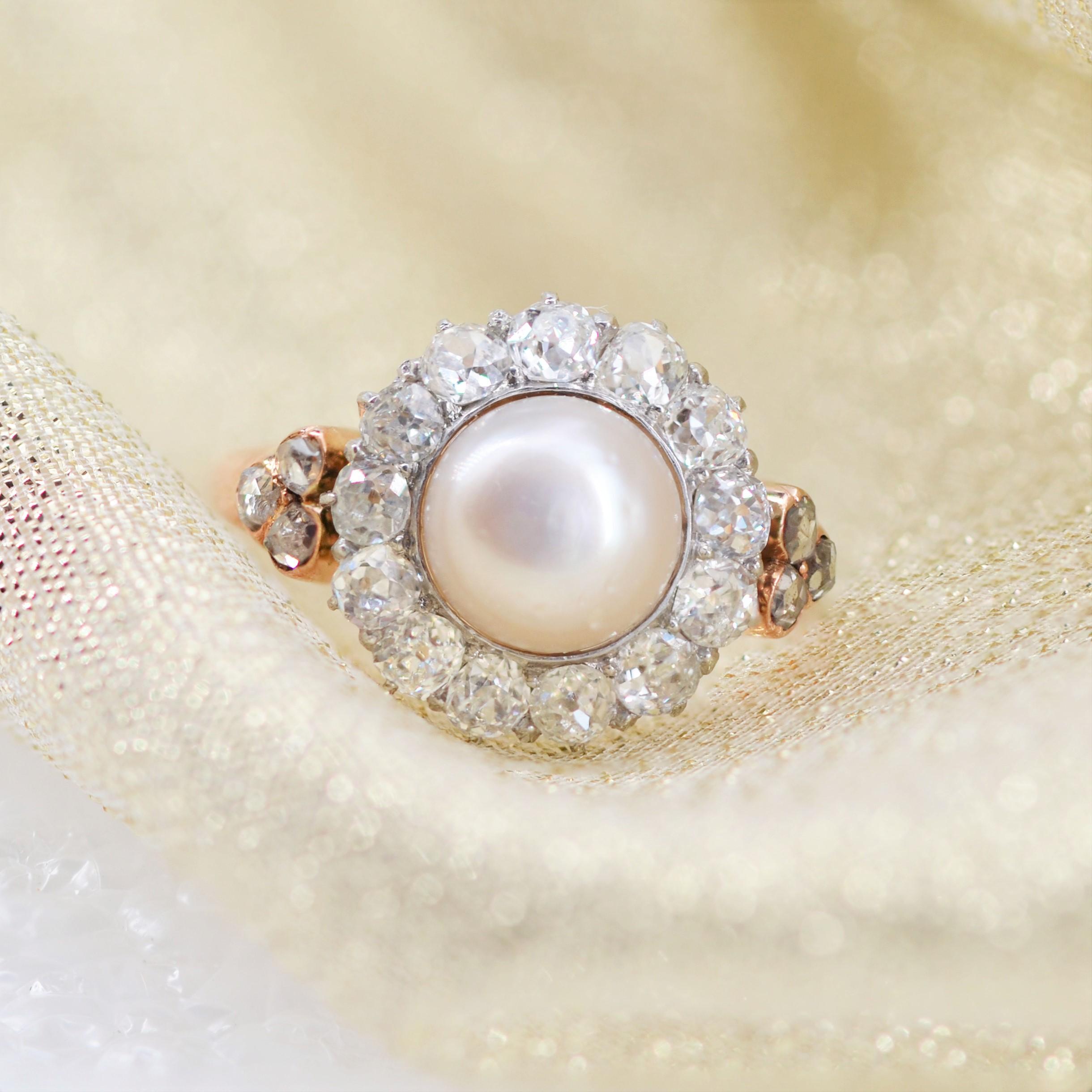 Perle Bague marguerite en or rose 18 carats avec perles fines et diamants certifis du 19e sicle. en vente