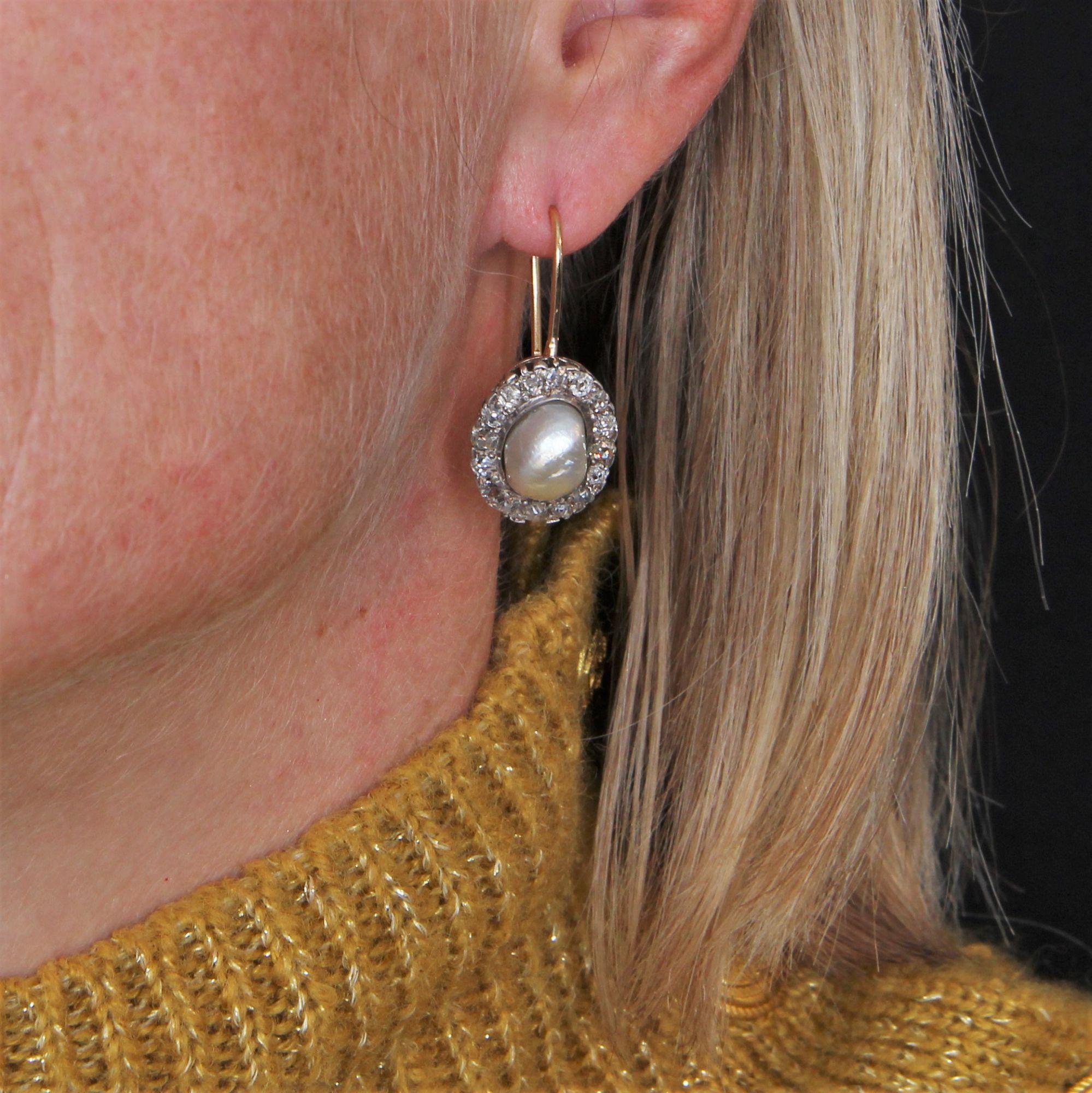 Für gepiercte Ohren.
Ohrringe aus 18 Karat Roségold und Silber.
Erhabene antike Tropfenohrringe, sie sind jeweils von einer ovalen Form Muster gebildet, mit antiken Diamanten besetzt und zentriert von einem barocken natürlichen Perle, hellgrau