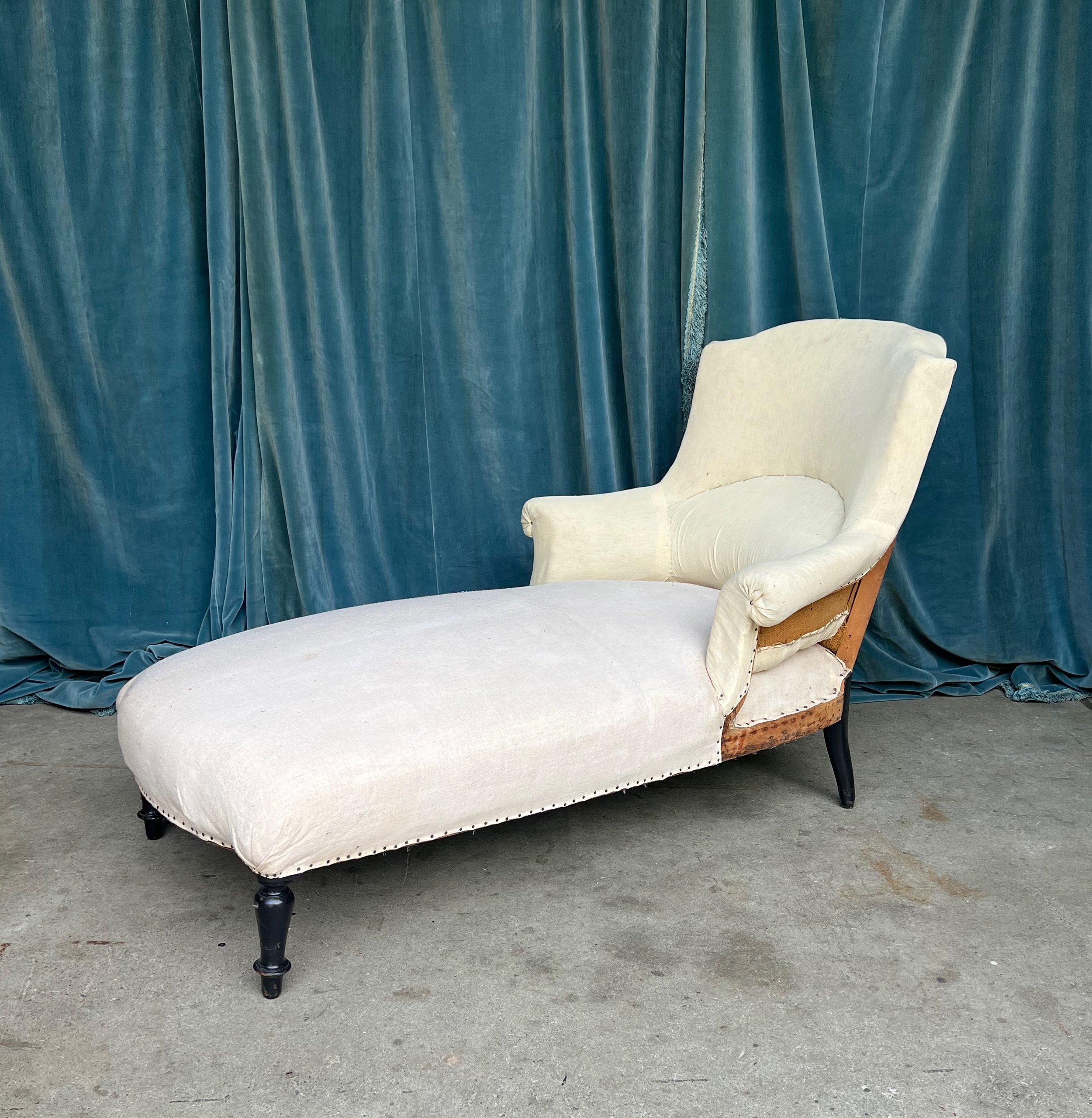 This elegant French Napoleon III chaise longue in muslin is classic and timeless. Its sophisticated 