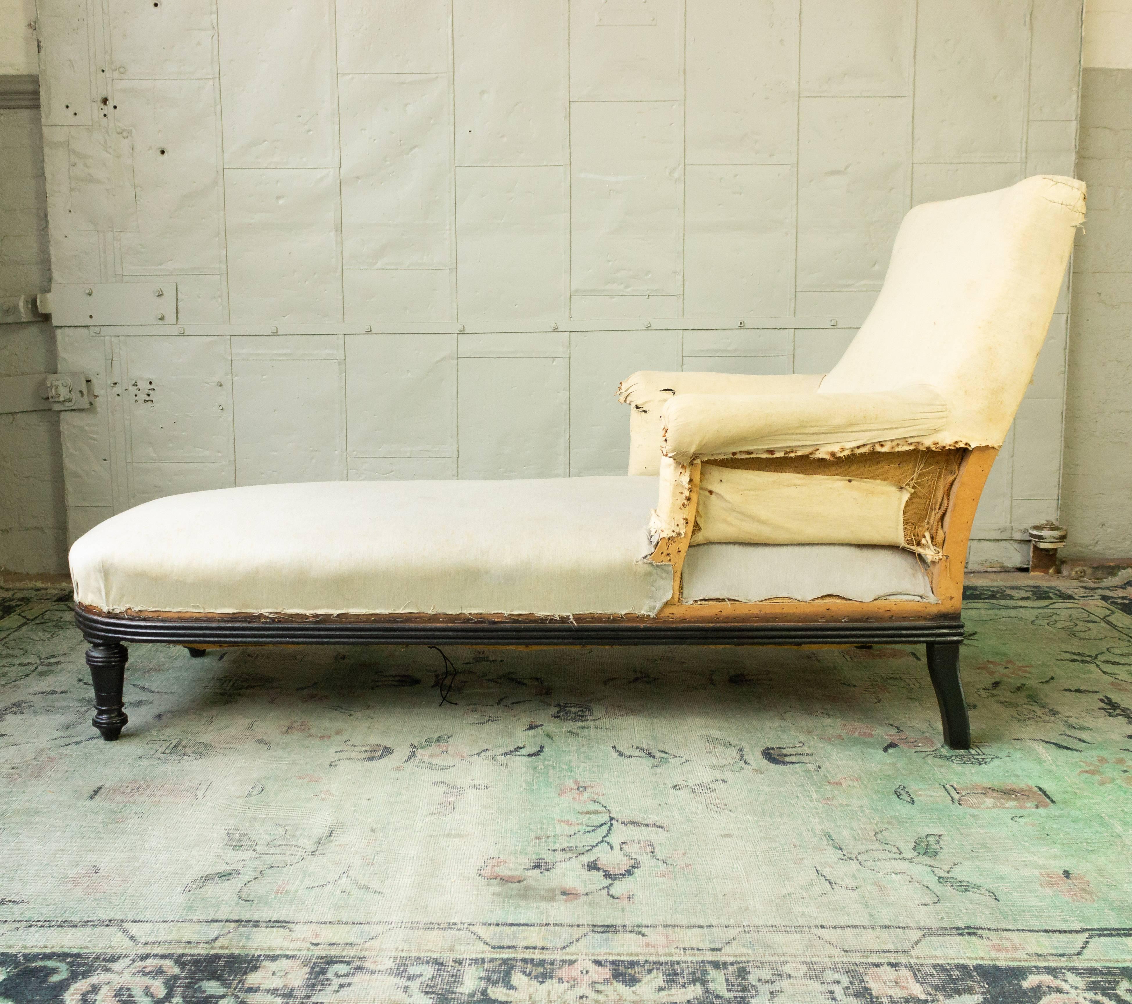 French 19th Century Chaise Longue with Exposed Wooden Frame 6