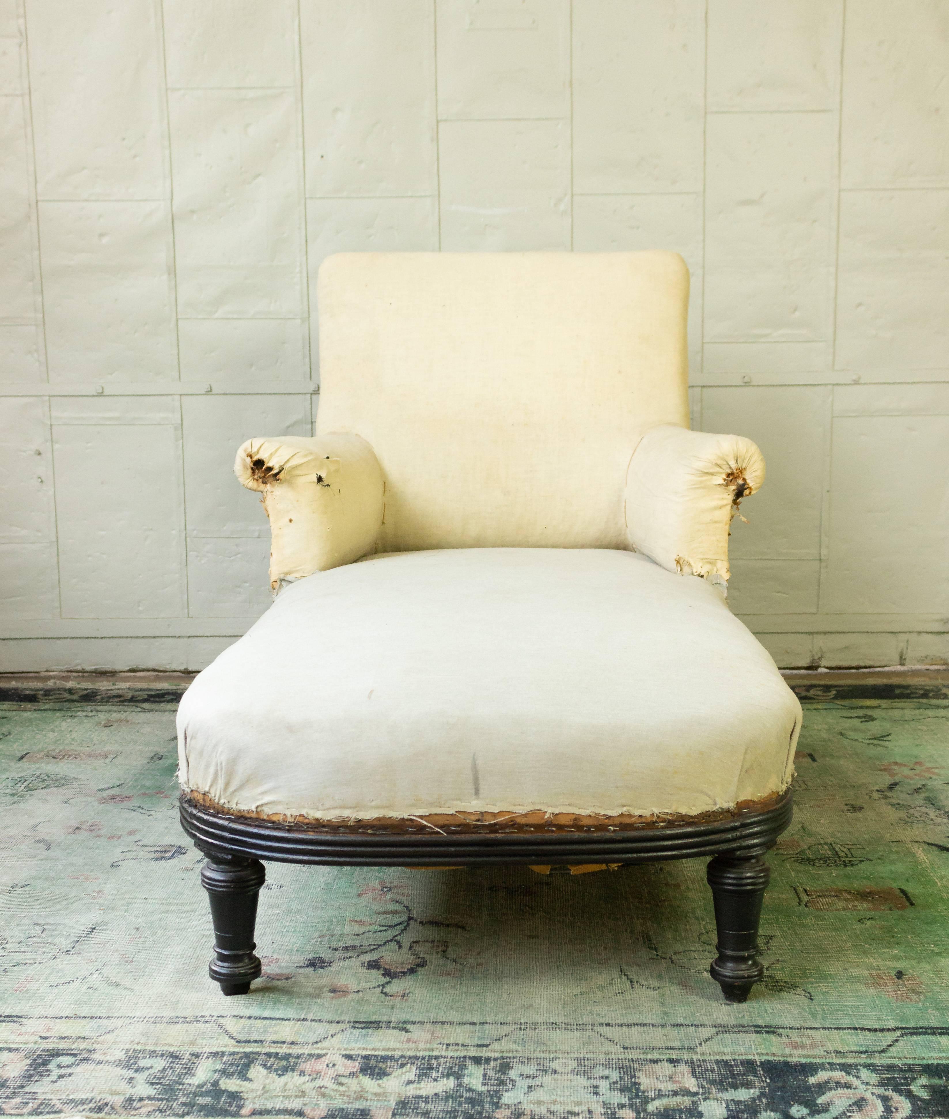 French 19th Century Chaise Longue with Exposed Wooden Frame In Distressed Condition In Buchanan, NY