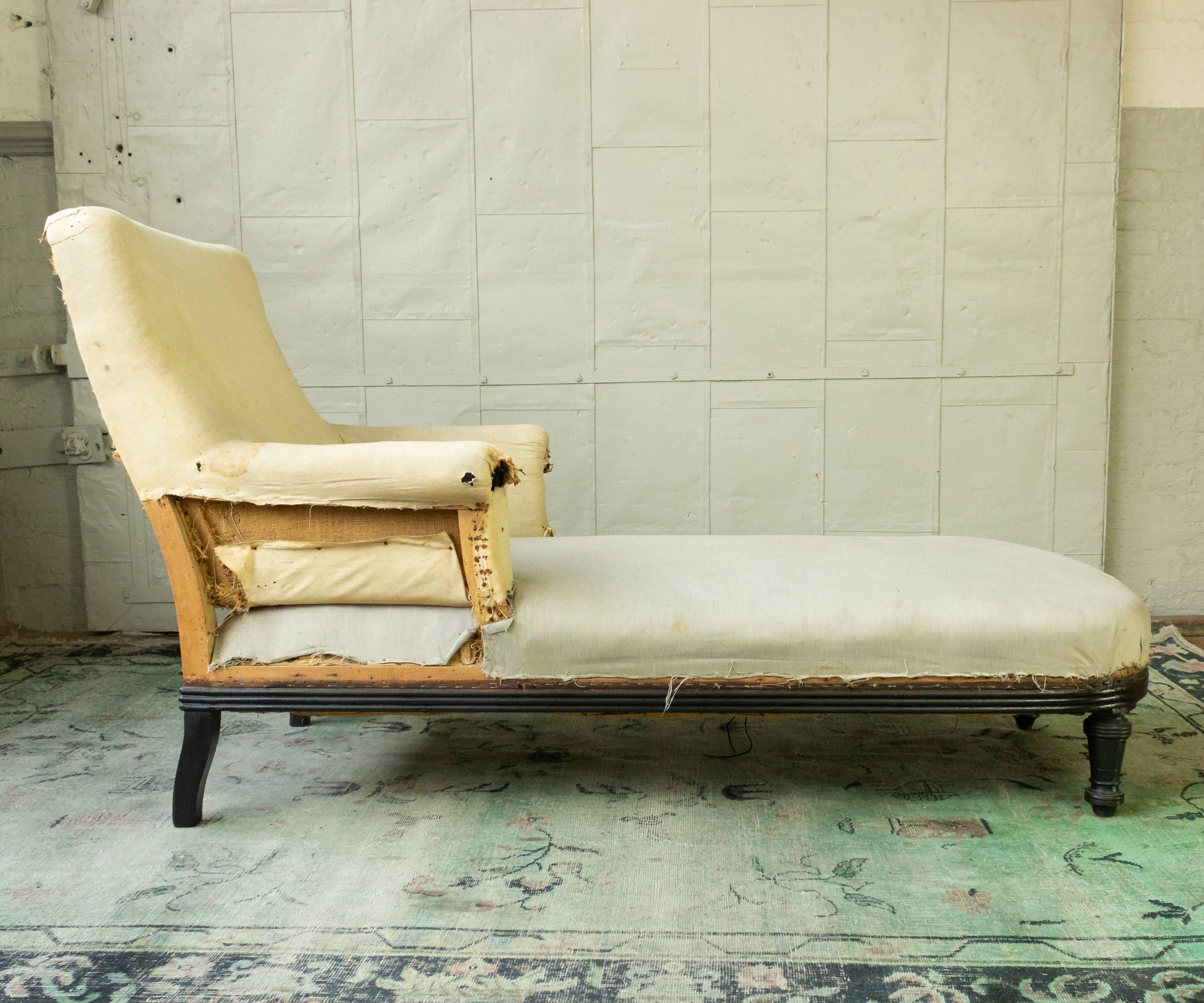 French 19th Century Chaise Longue with Exposed Wooden Frame 1