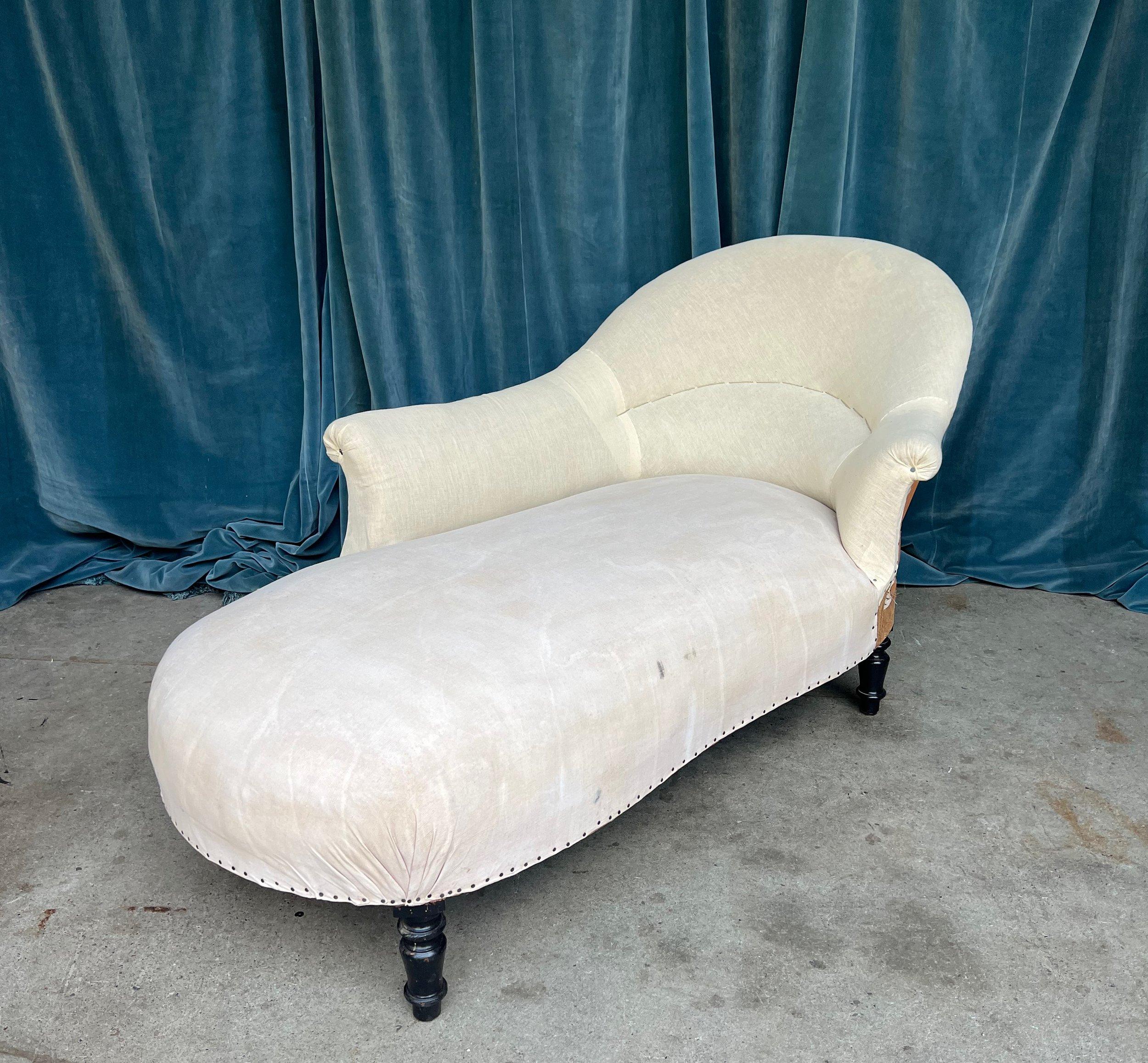 French 19th Century Chaise Lounge with Extended Arm 4