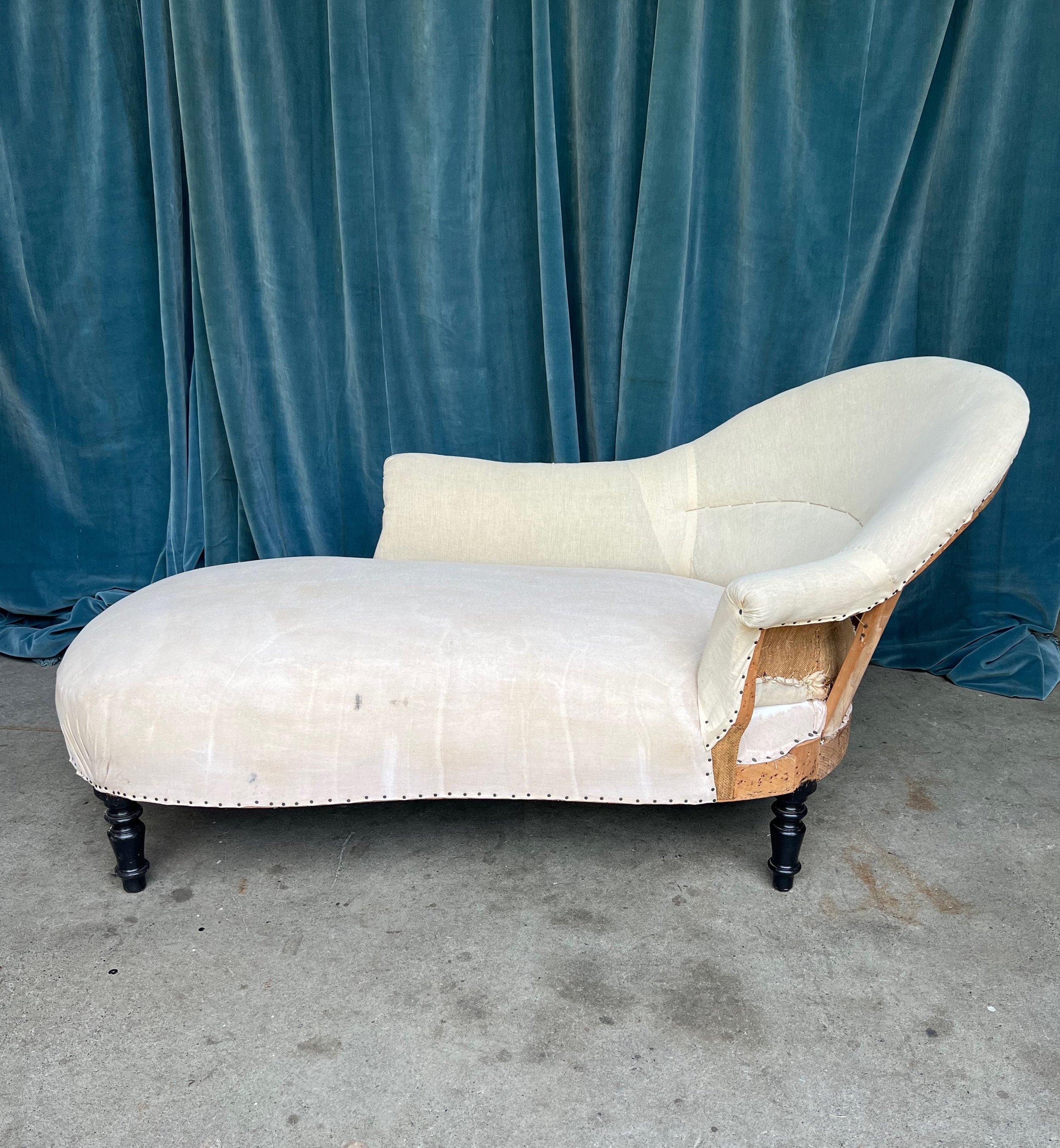 French 19th Century Chaise Lounge with Extended Arm In Good Condition In Buchanan, NY