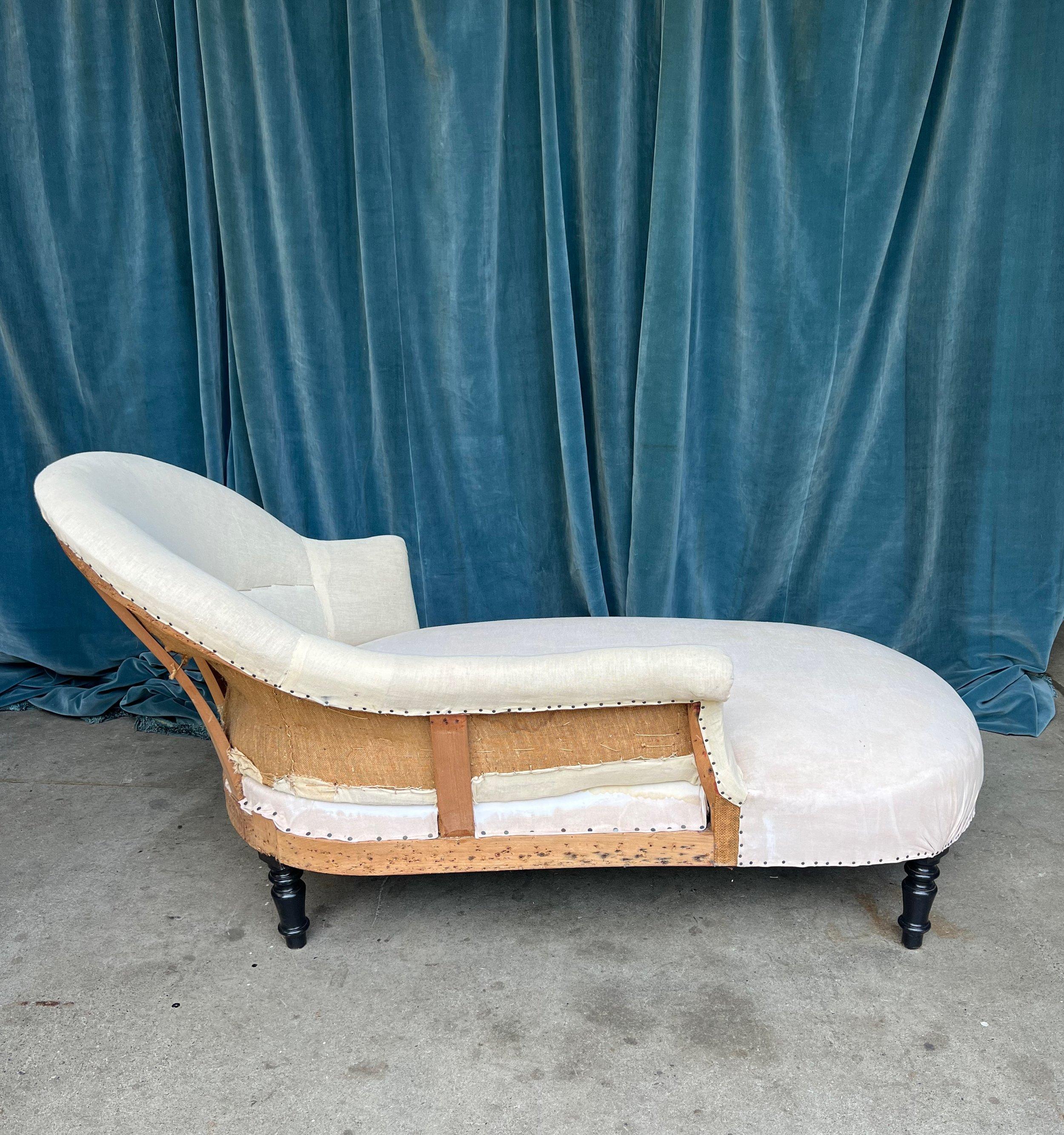 French 19th Century Chaise Lounge with Extended Arm 3
