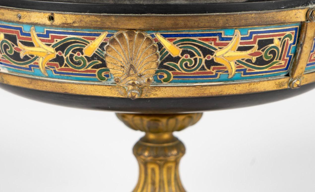 Deliziosa coppa per composte realizzata in ardesia e bronzo dorato, con un bellissimo disegno a smalto Champlevé intorno al pezzo. Realizzato in Francia, nel XIX secolo (Barbedienne). Marchio del produttore sulla base.
Dimensioni:
6,5 