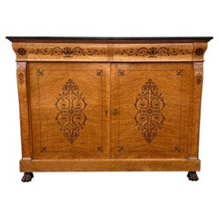 Aparador francés del siglo XIX, de la época de Carlos X, con dos puertas, de madera de nudo y tapa de mármol