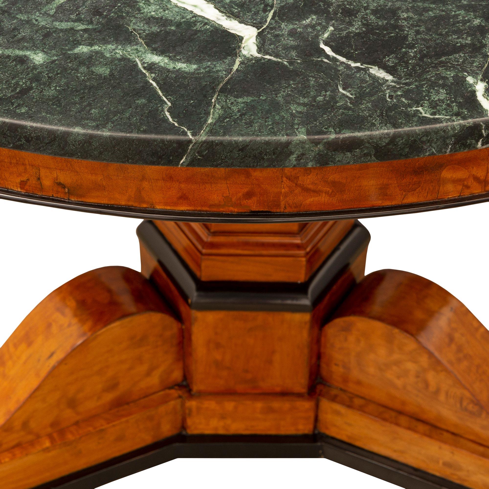 Mesa de centro de madera de abedul, ébano y mármol del periodo Charles X del siglo XIX francés en Bueno estado para la venta en West Palm Beach, FL