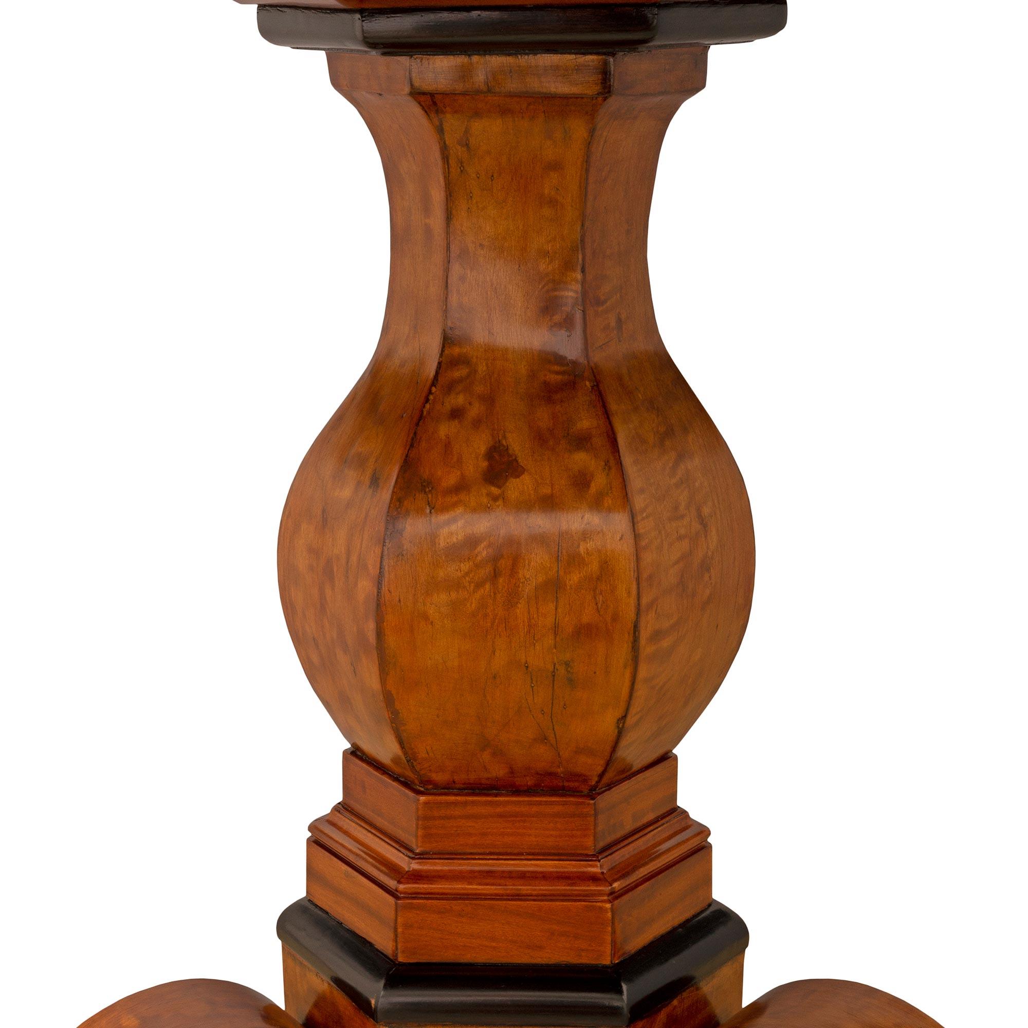 Mesa de centro de madera de abedul, ébano y mármol del periodo Charles X del siglo XIX francés Mármol en venta