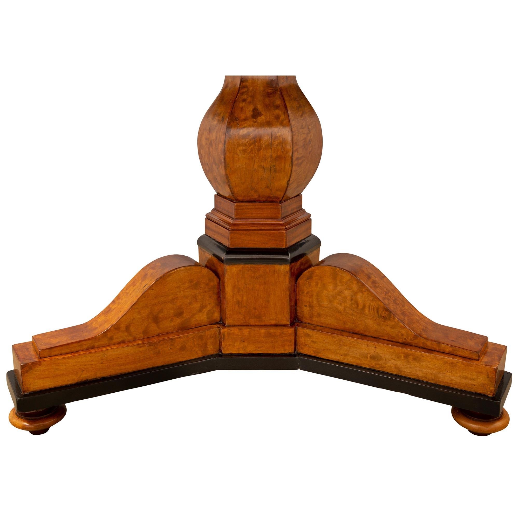 Mesa de centro de madera de abedul, ébano y mármol del periodo Charles X del siglo XIX francés en venta 2