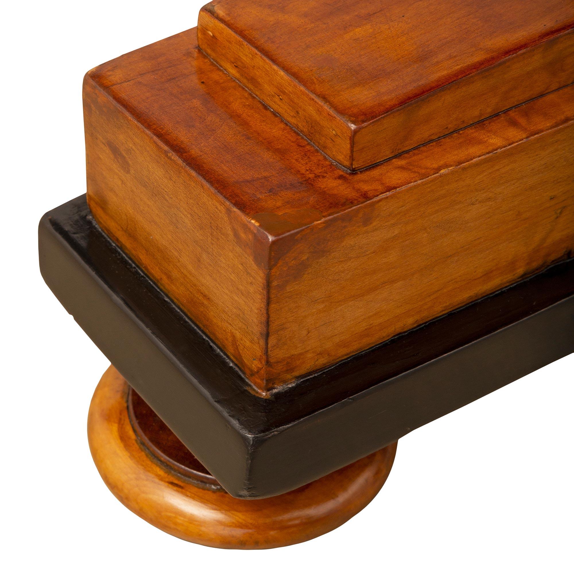 Mesa de centro de madera de abedul, ébano y mármol del periodo Charles X del siglo XIX francés en venta 3