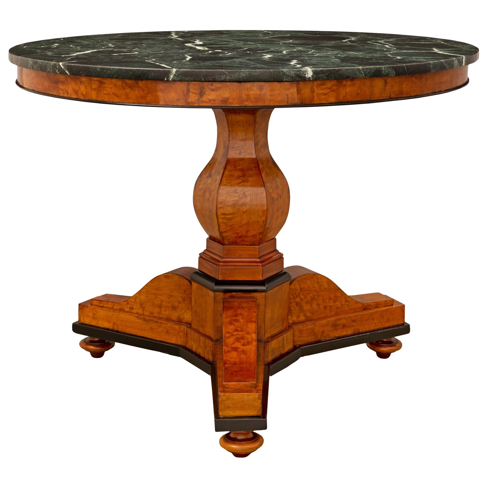 Table de centre en bois de bouleau, ébène et marbre d'époque Charles X (France)