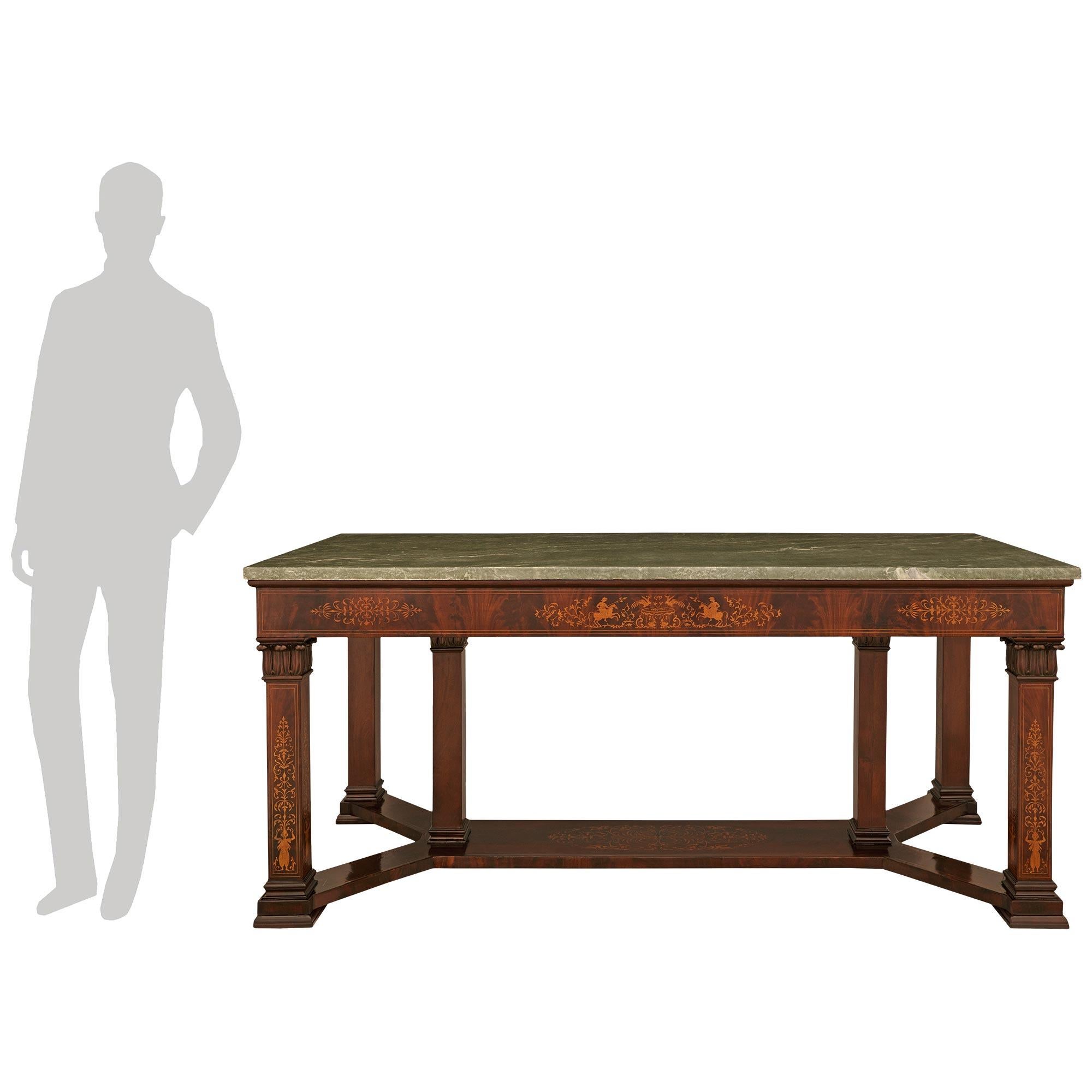 Impressionnante et très belle table de bibliothèque/centrale d'époque Charles X en acajou, bois d'érable et marbre gris de Toronto. Cette superbe table rectangulaire repose sur six pieds merveilleusement détaillés, soutenus par des plinthes carrées
