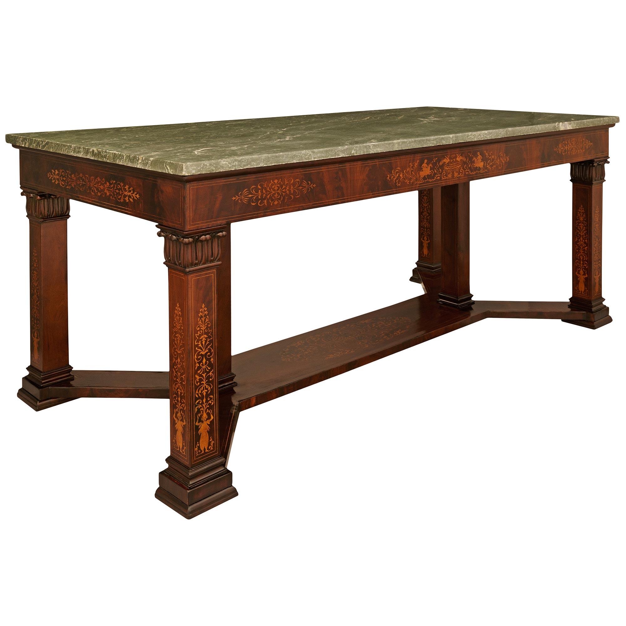 Français Table de centre en acajou, érable et marbre d'époque Charles X (19e siècle) en vente