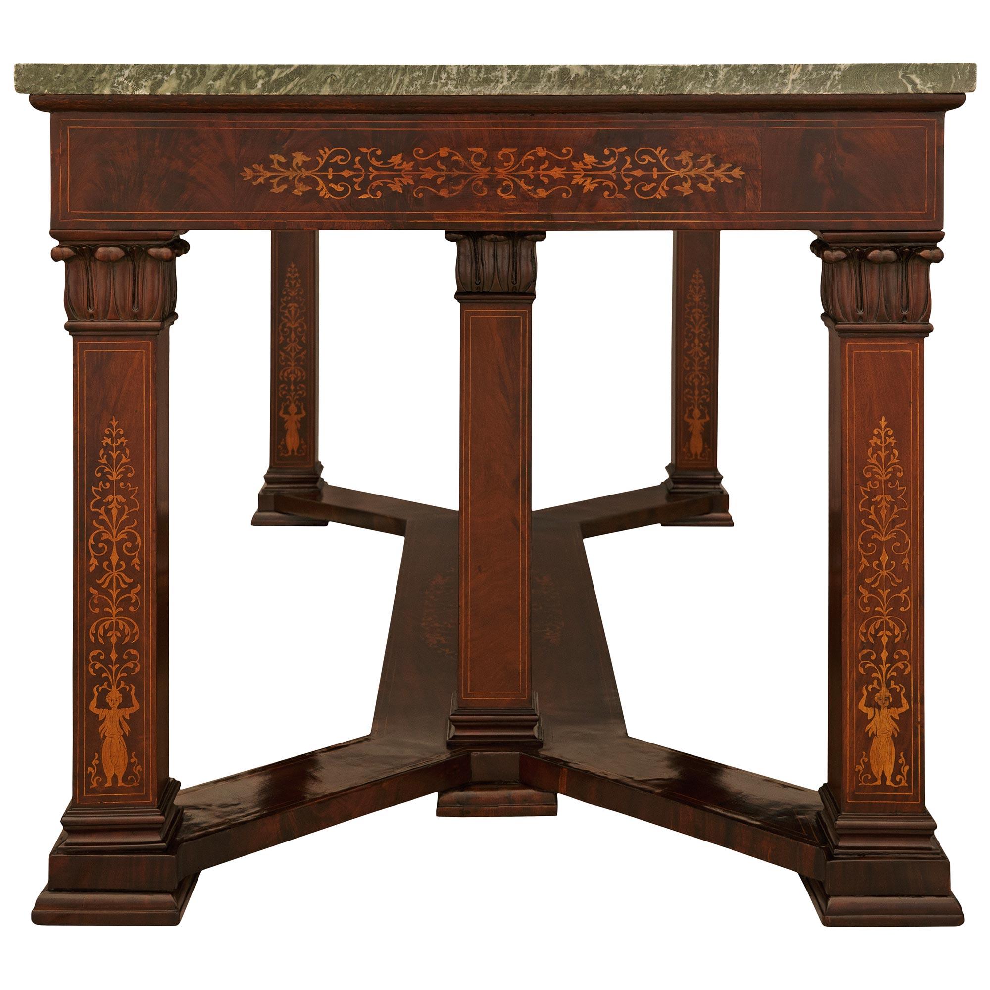 Table de centre en acajou, érable et marbre d'époque Charles X (19e siècle) Bon état - En vente à West Palm Beach, FL