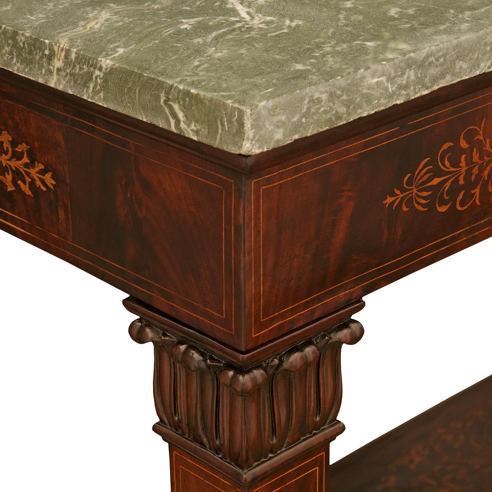 XIXe siècle Table de centre en acajou, érable et marbre d'époque Charles X (19e siècle) en vente