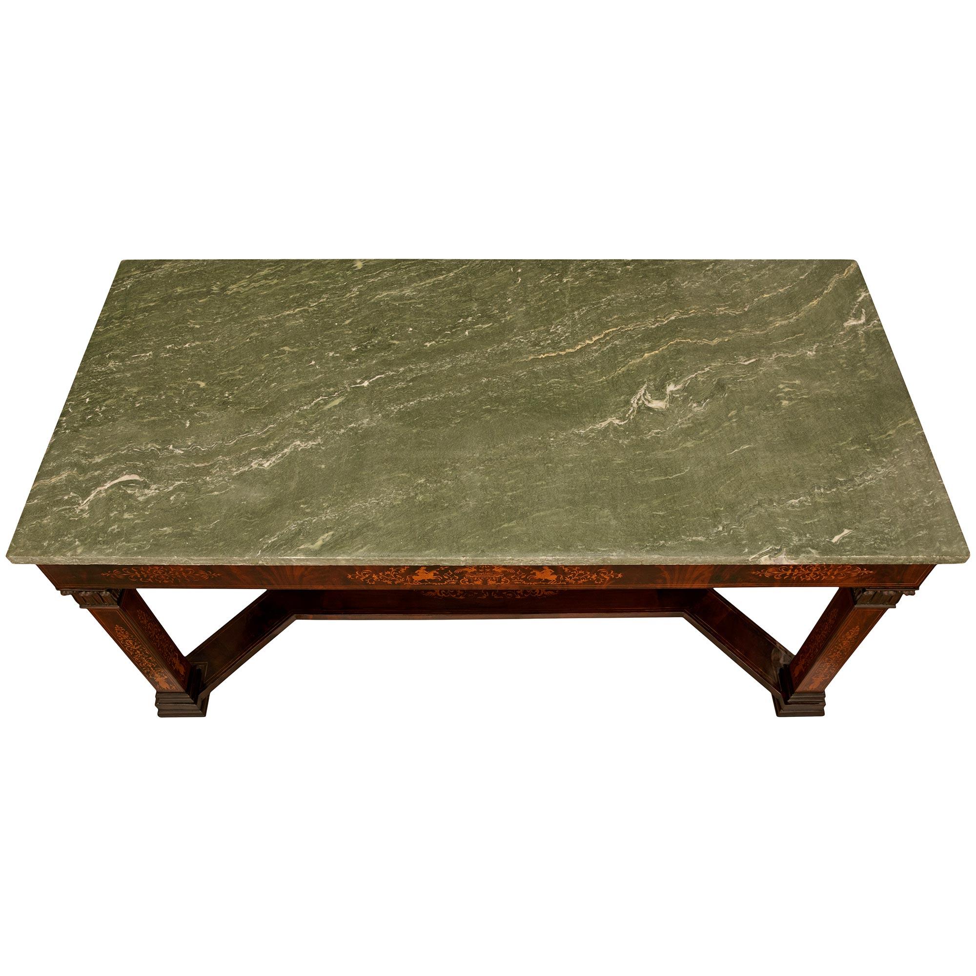 Table de centre en acajou, érable et marbre d'époque Charles X (19e siècle) en vente 3
