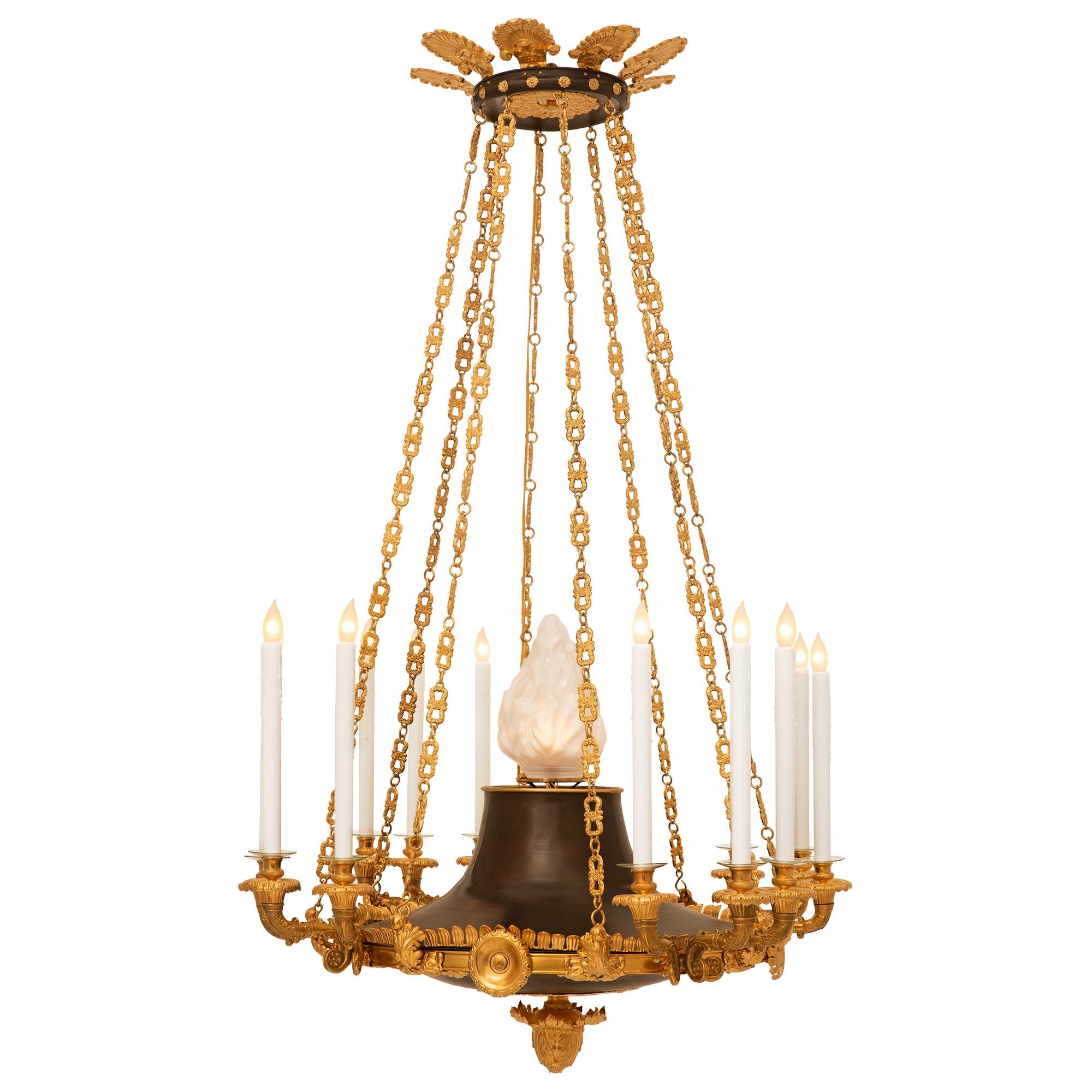 Francese Lampadario francese del XIX secolo del periodo Charles X in bronzo patinato e metallo dorato in vendita