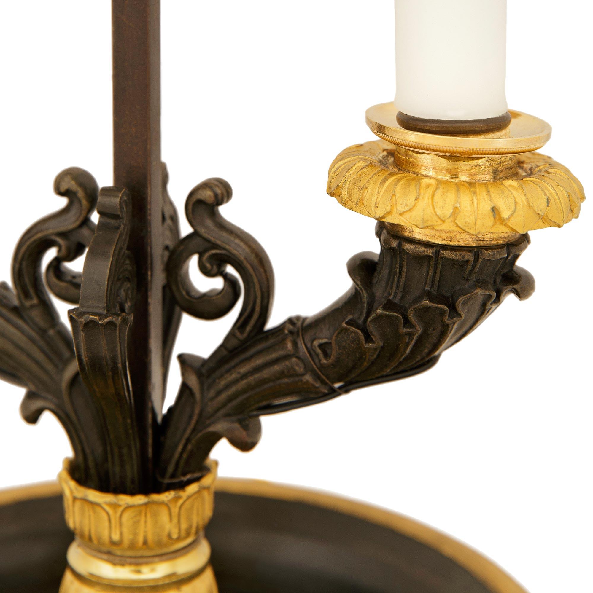 Lampada francese del XIX secolo del periodo Charles X in bronzo patinato, tole e ormeggio in vendita 1