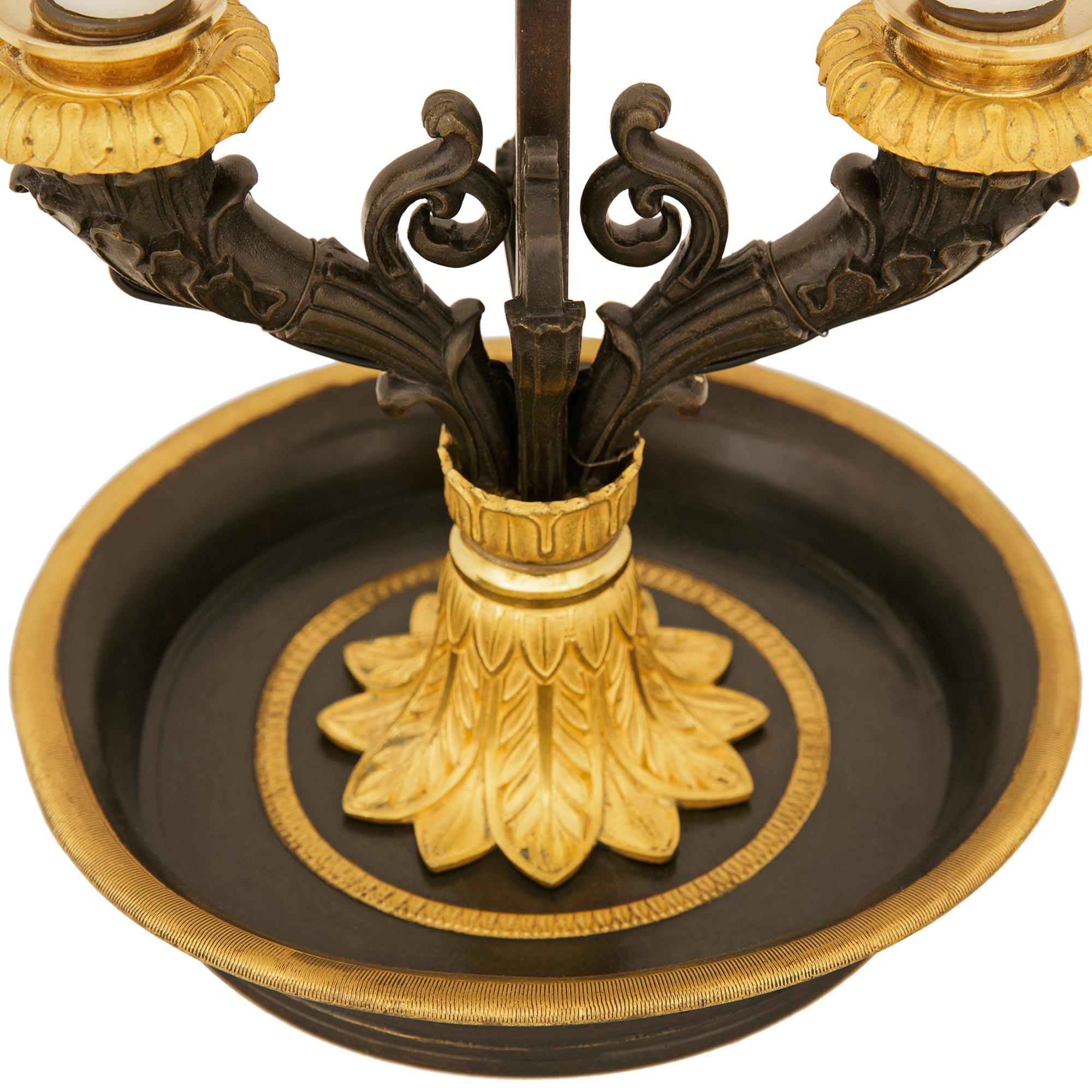 Lampada francese del XIX secolo del periodo Charles X in bronzo patinato, tole e ormeggio in vendita 2